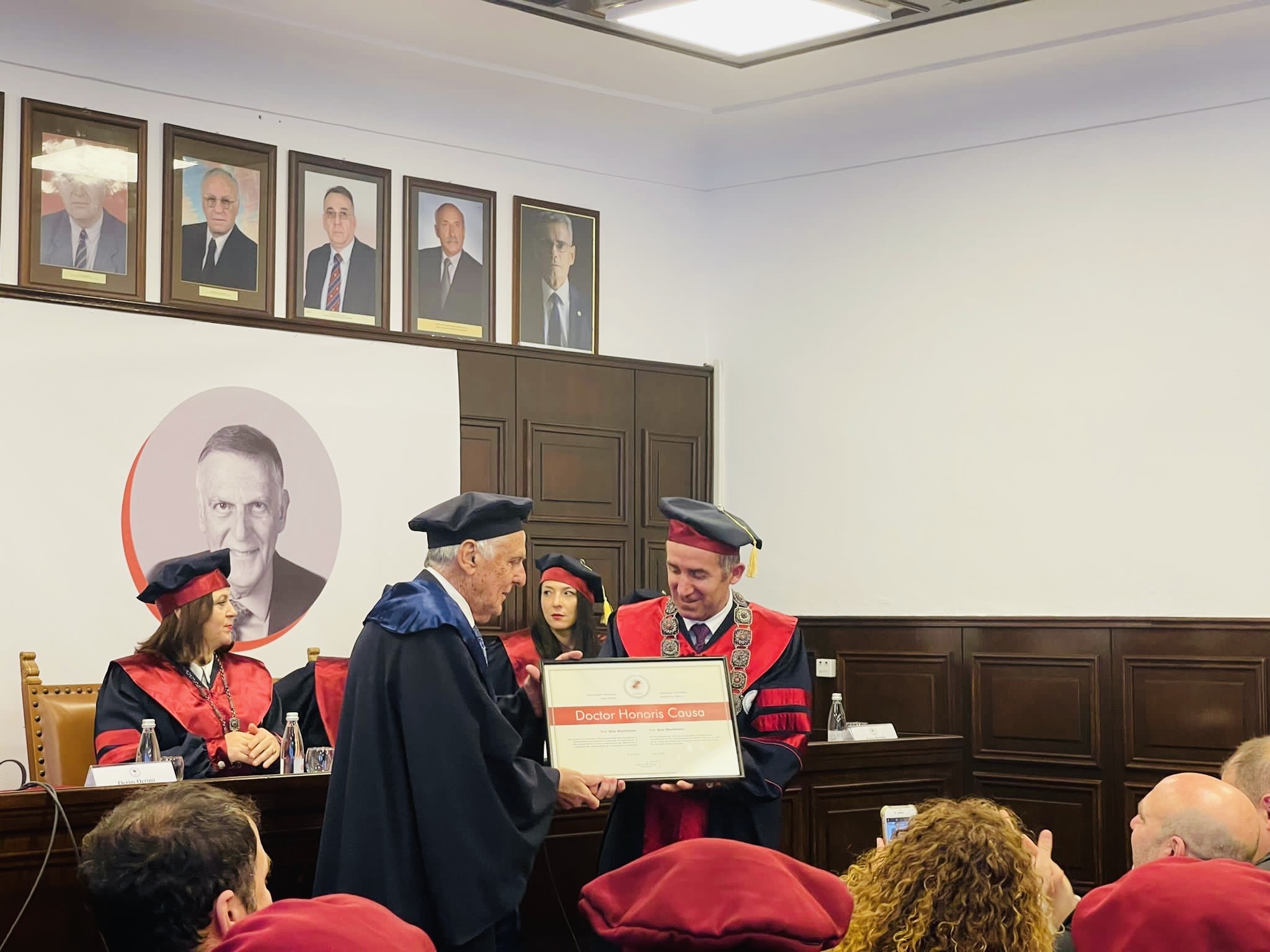 UP-ja e nderon nobelistin Dan Shechtman me titullin Doctor Honoris Causa