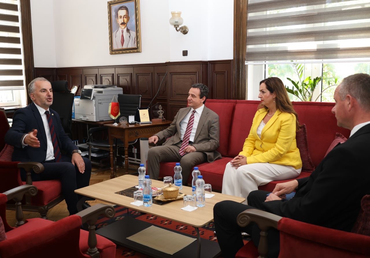 Meeting with the Prime Minister and the Minister of Education: UP Performing Well