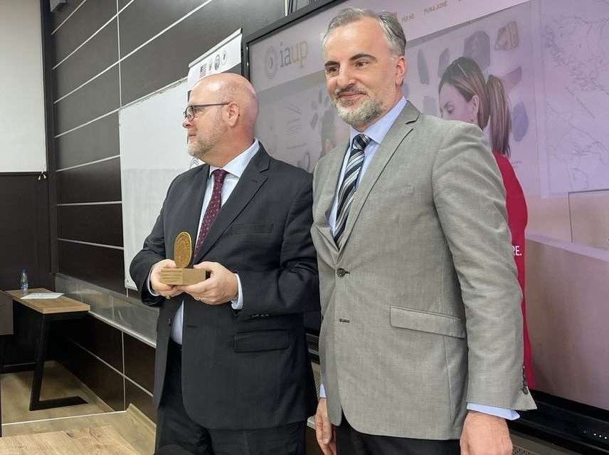 Rektori Arben Hajrullahu e nderon ShBA-në në fjalimin e parë në Universitetin e Prishtinës