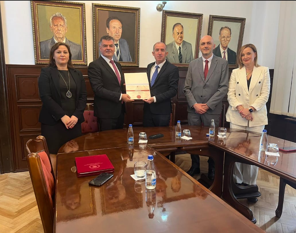 UP nënshkruan marrëveshje bashkëpunimi për financimin e bursave dhe donacioneve për studentët e Degës së Farmacisë të Fakultetit të Mjekësisë