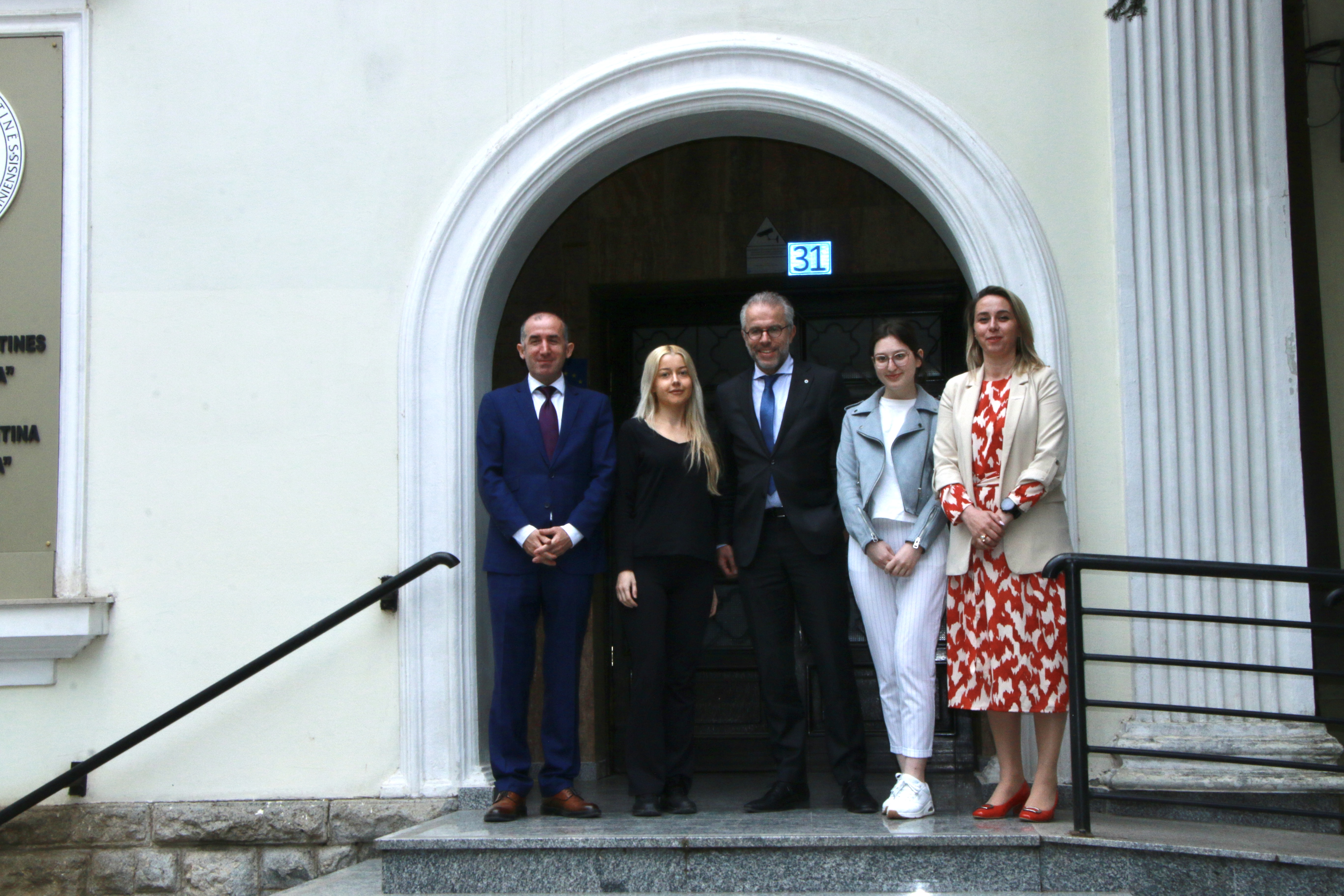 Rektori Qerimi pret në takim deputetin holandez të Parlamentit Evropian, Thijs Reuten