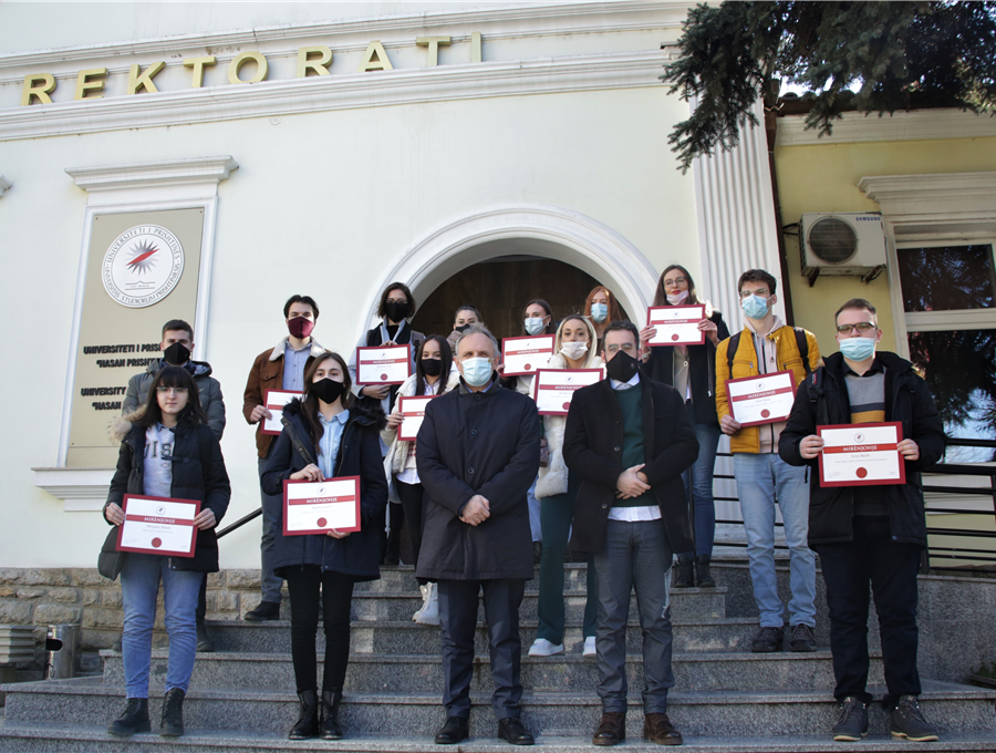 Ne përvjetorin e UP-së, rektori Sahiti iu ndan mirënjohje studentëve të dalluar