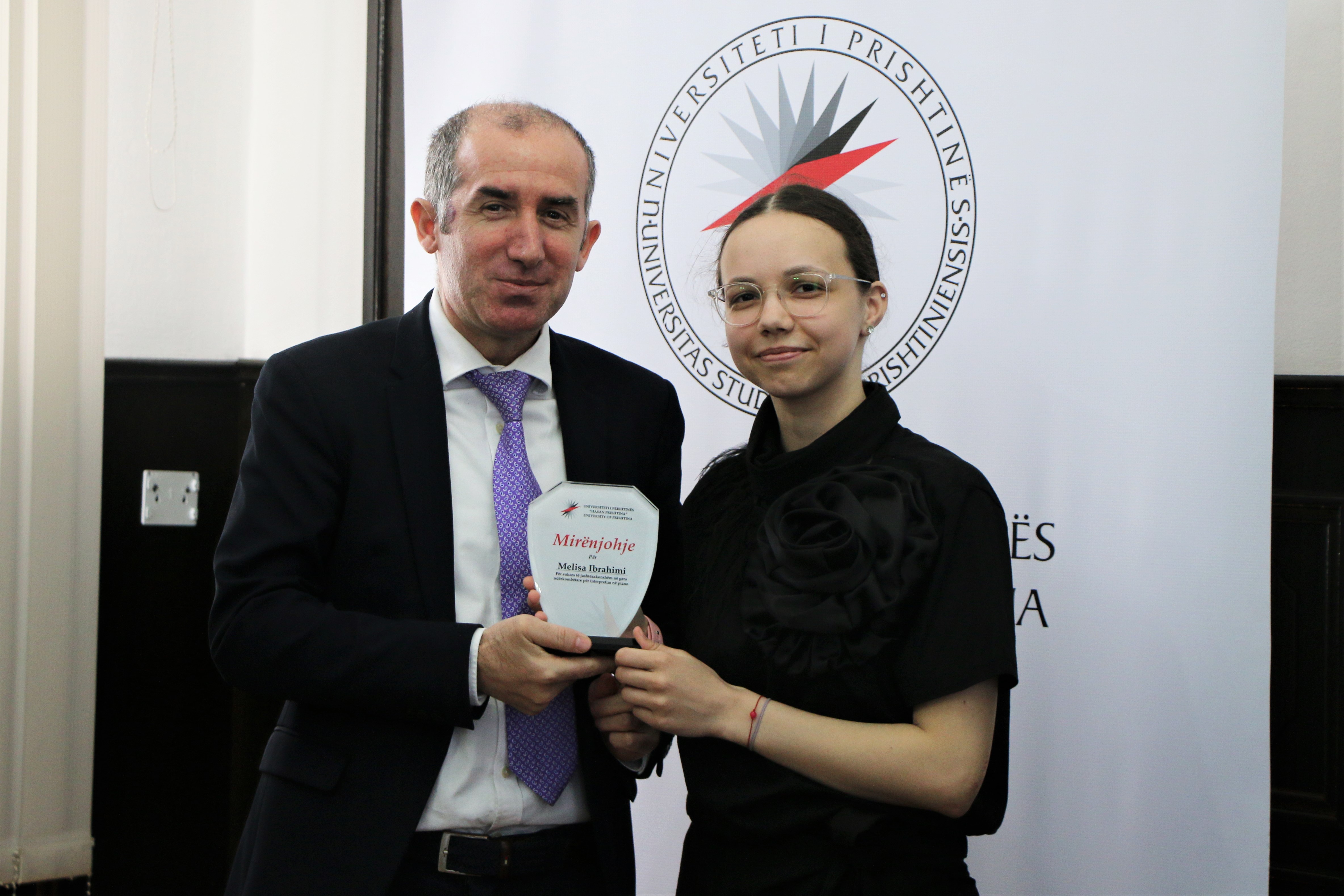 Rektori shpërblen me mirënjohje studenten Melisa Ibrahimi, për sukseset në gara ndërkombëtare për interpretim në piano