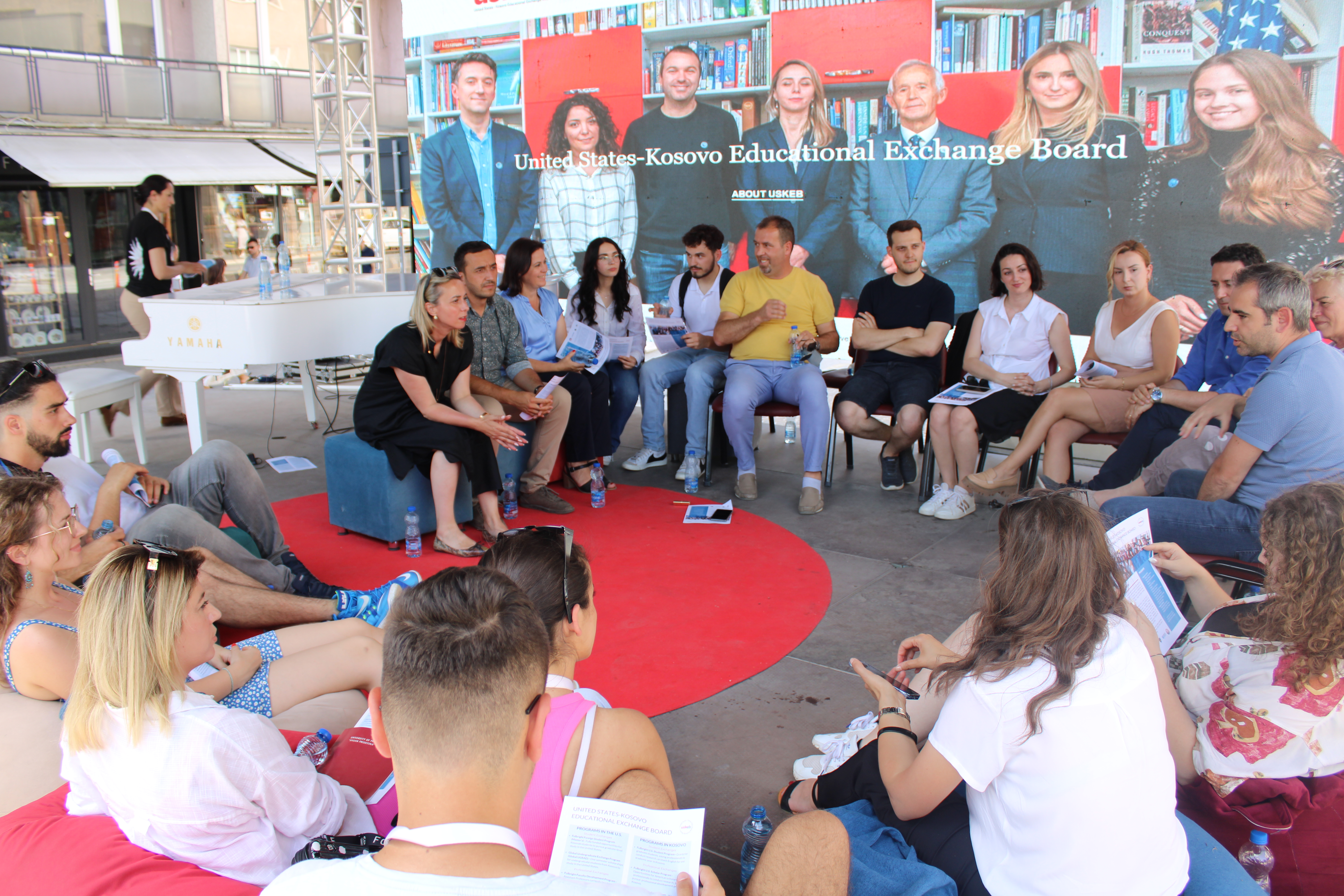 Bashkëbisedim mes anëtarëve të Bordit të Shkëmbimit Arsimor Shtetet e Bashkuara të Amerikës - Kosovë dhe studentëve pjesëmarrës të UVP-së