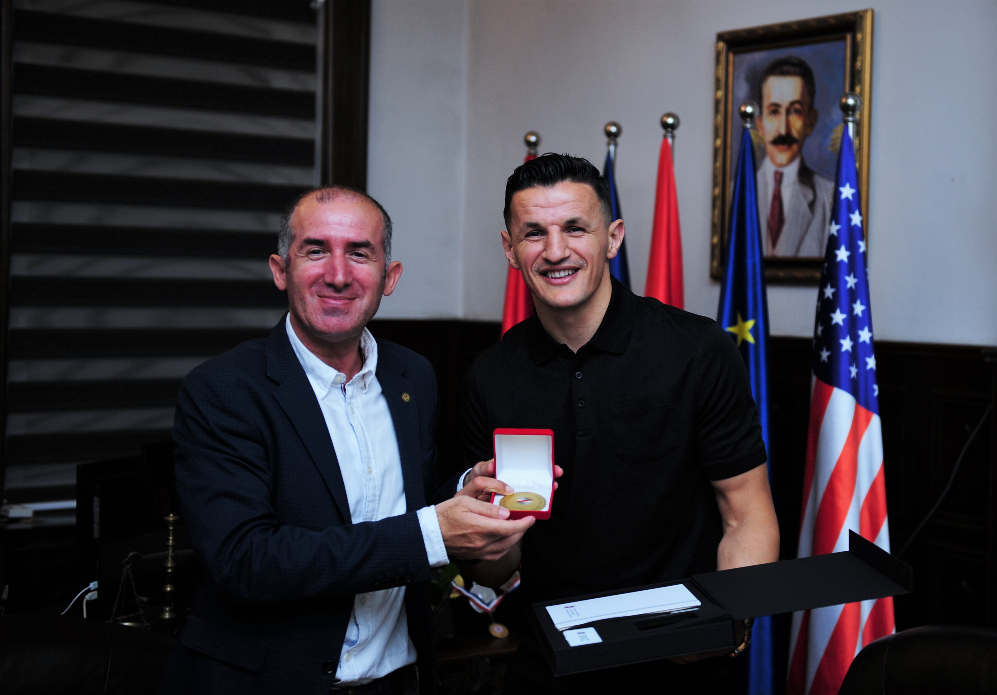 Rektori Qerimi priti në takim kampionin botëror të boksit, Robin Krasniqi