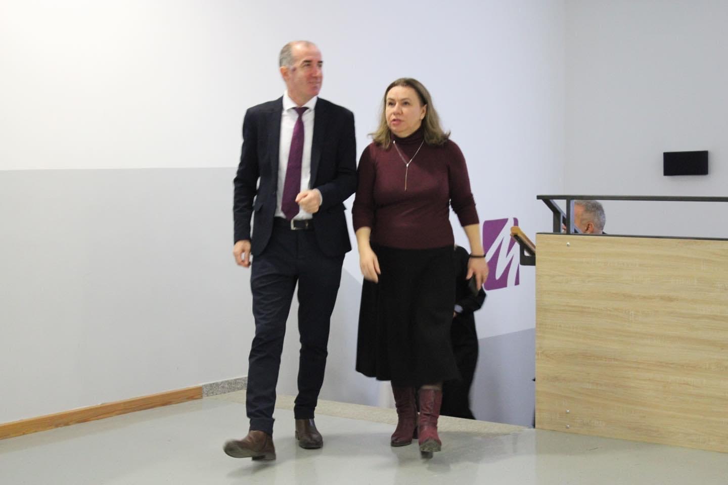 Rektori Qerimi viziton kolegjin IBC-M, në Mitrovicë