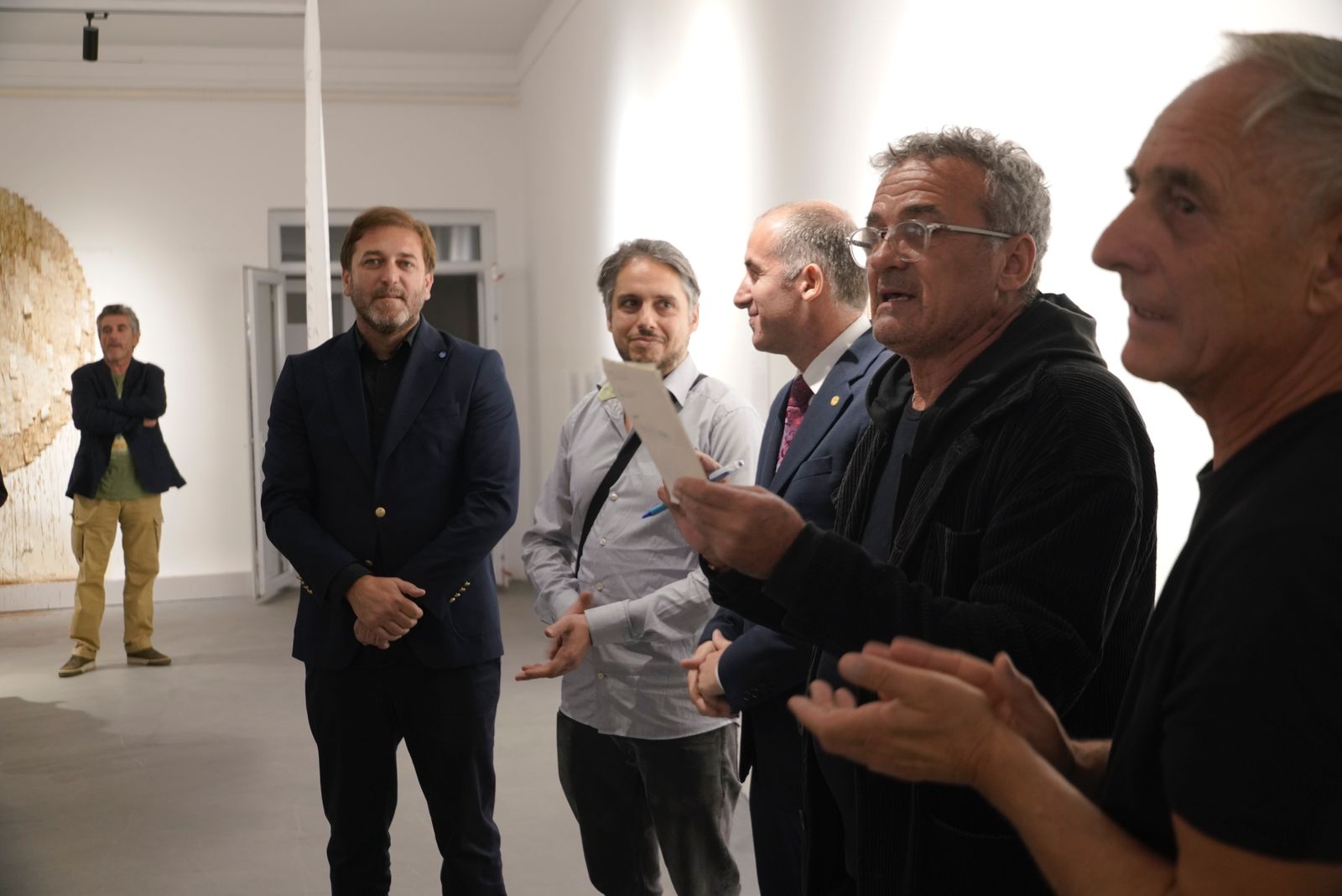 Në kuadër të programit të Galerisë së Fakultetit të Arteve në Universitetin e Prishtinës u hap ekspozita kolektive “NO MADE BIENNALE”