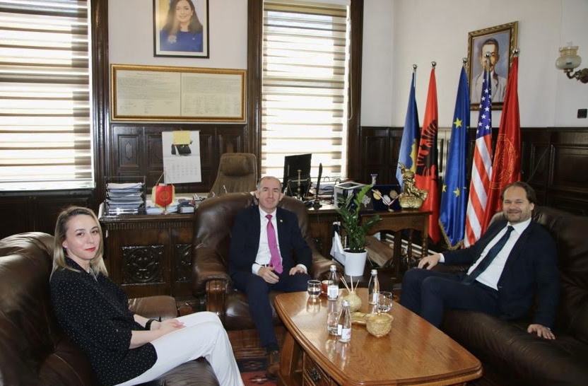 Rektori Qerimi pret në takim shefin e Zyrës Sllovake në Kosovë, z. Rastislav Kostilník