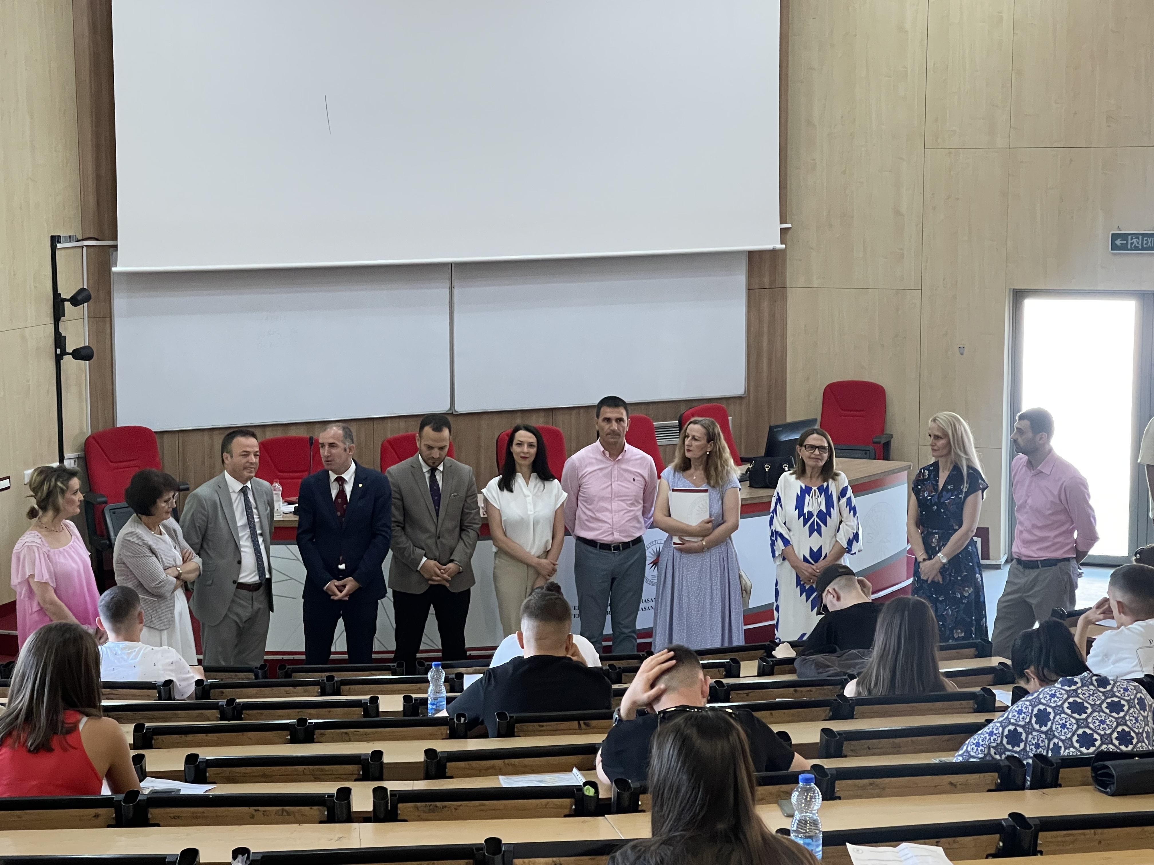 Rektori i Universitetit të Prishtinës i siguron studentët e ardhshëm për një vit akademik premtues 2023- 2024 në ditën e provimit pranues në Fakultetin Ekonomik dhe Mjekësi