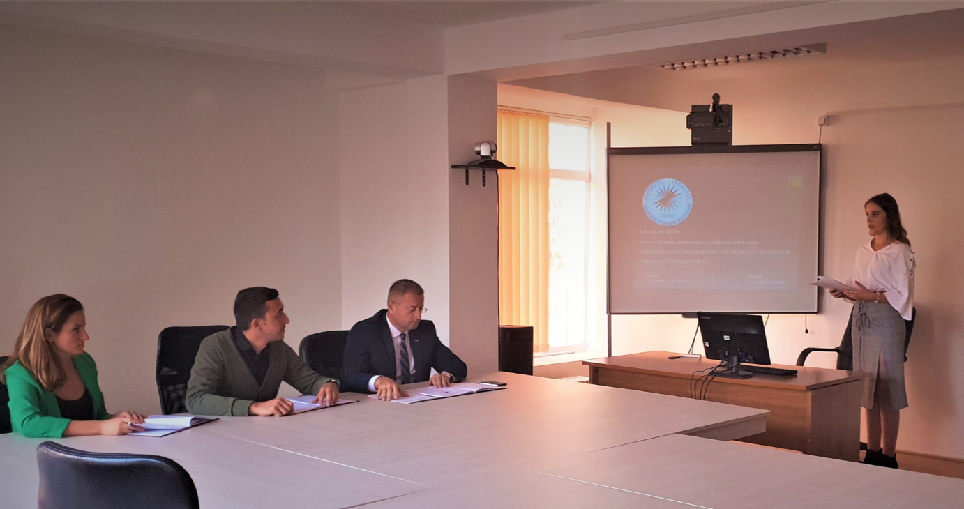 Diplomon studentja e parë në programin tërësisht në gjuhën angleze në UP