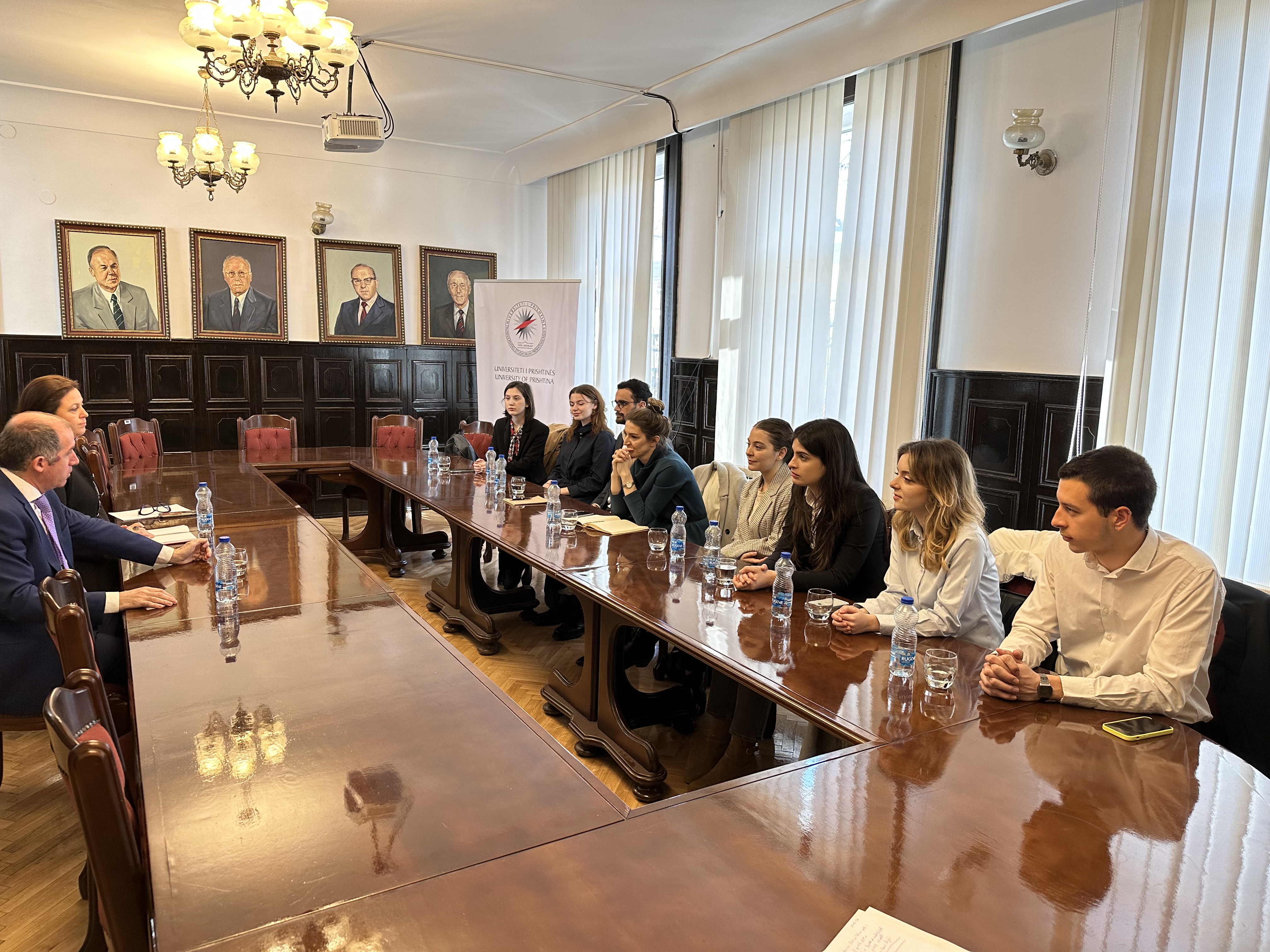 Rektori Qerimi mirëpriti studentët e ekipit përfaqësues në garën botërore për të drejtën ndërkombëtare komerciale dhe arbitrazhin