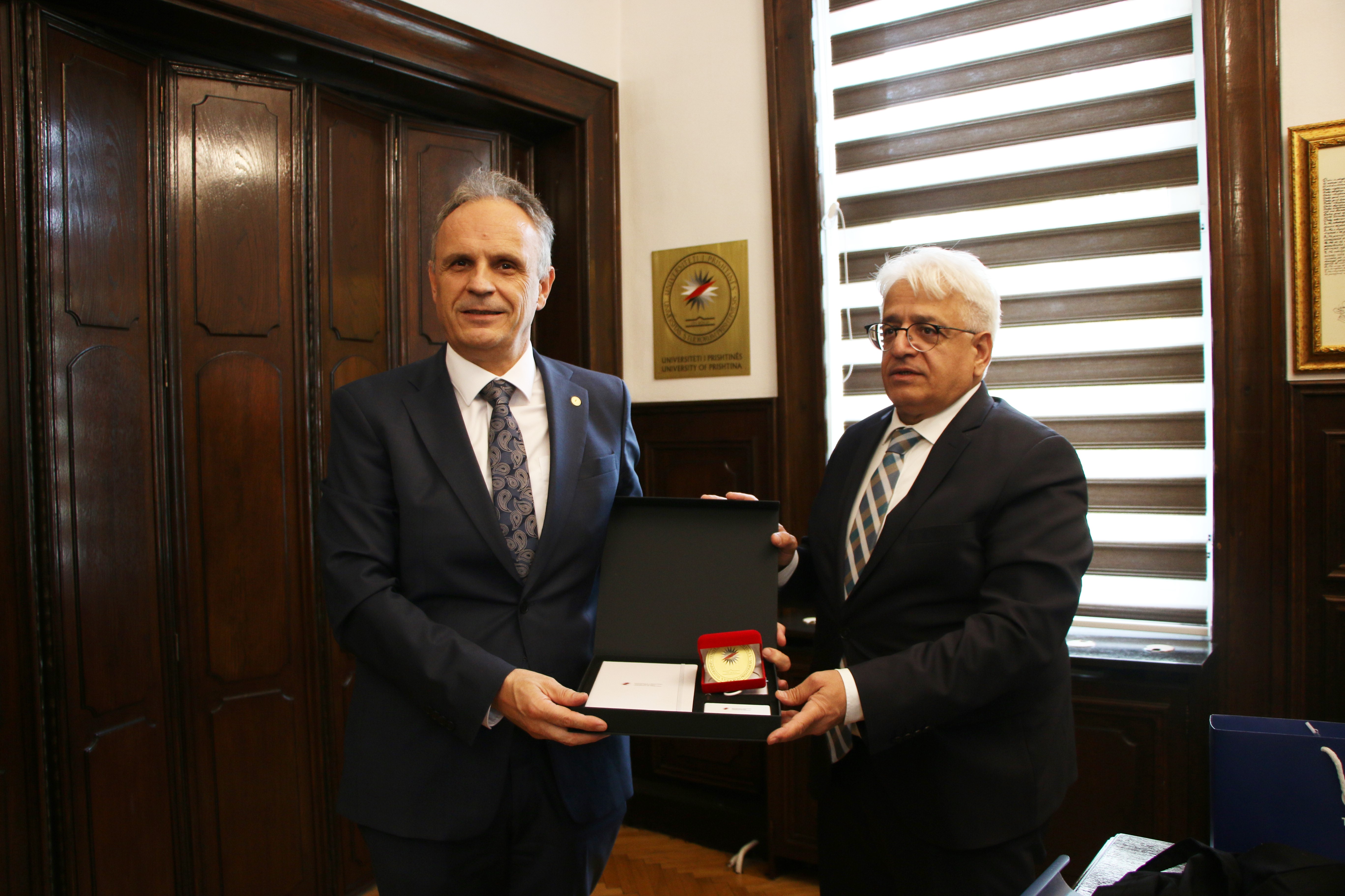 Rektori Sahiti takon nënkryetarin e TIKA-s, z. Çevik