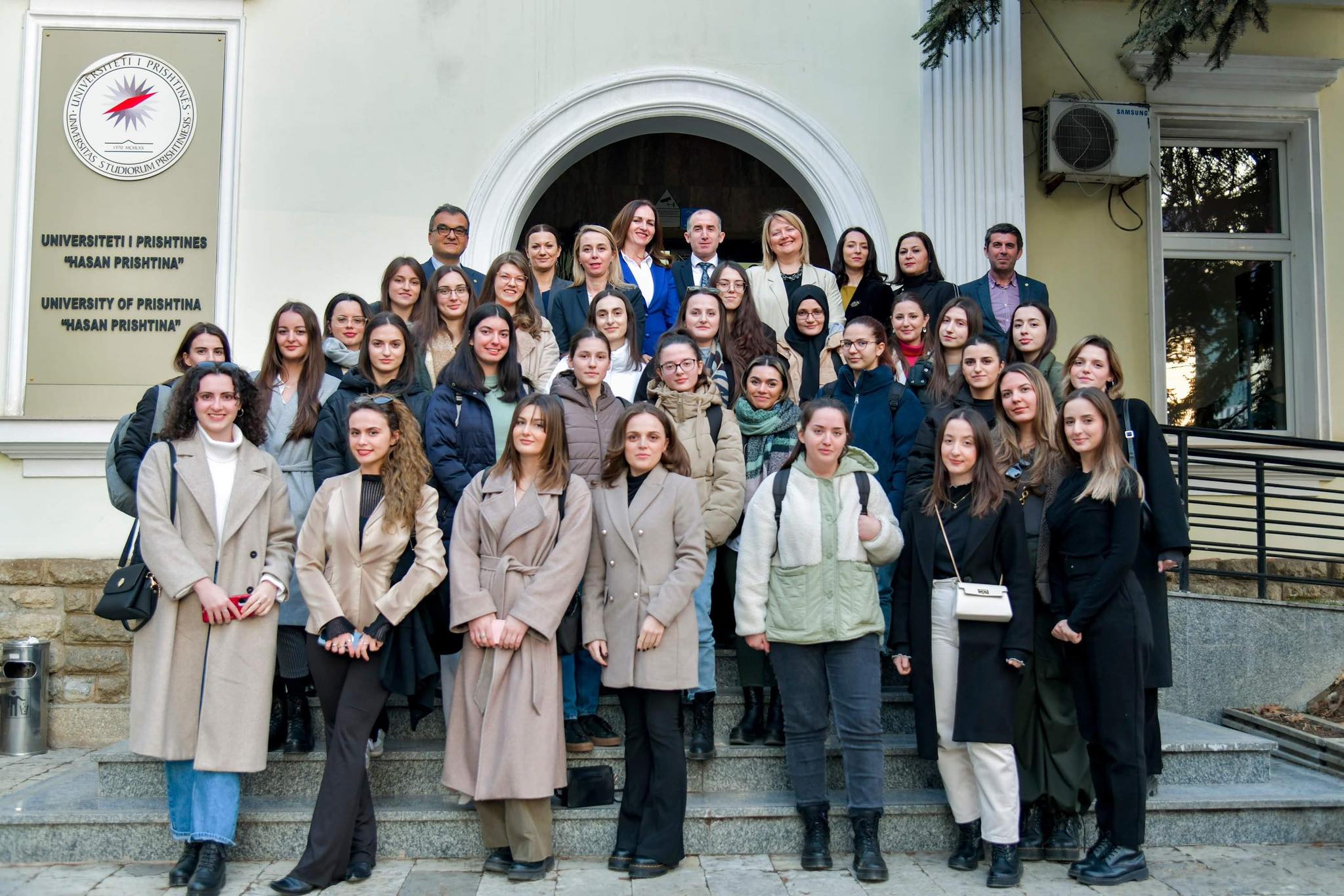Rektori Qerimi dhe ministrja Nagavci pritën në takim një grup vajzash studente në programet studimore STEM