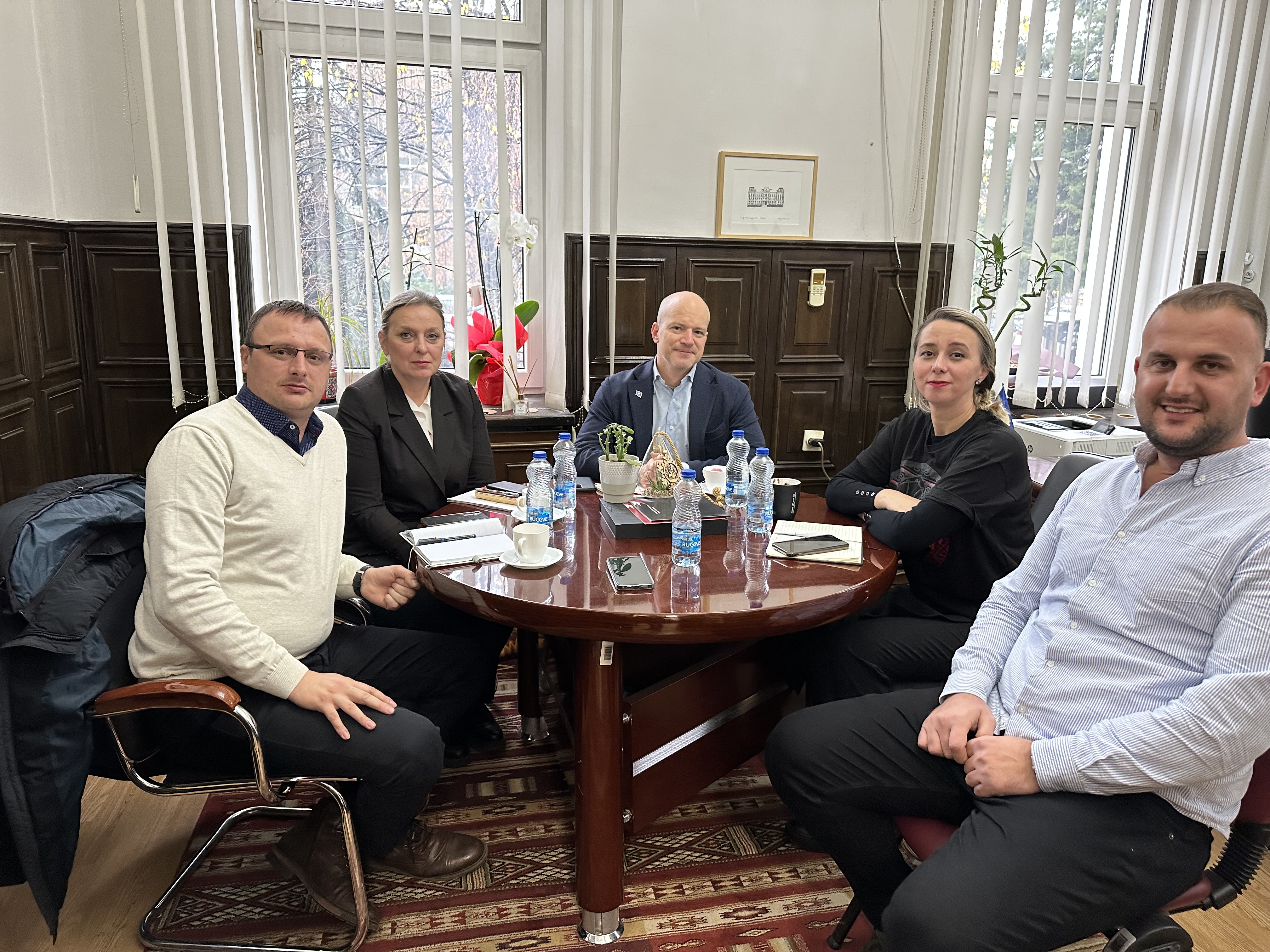 Prorektorja prof. Arta Basha-Jakupi mirëpriti në takim z. Anthony Foreman