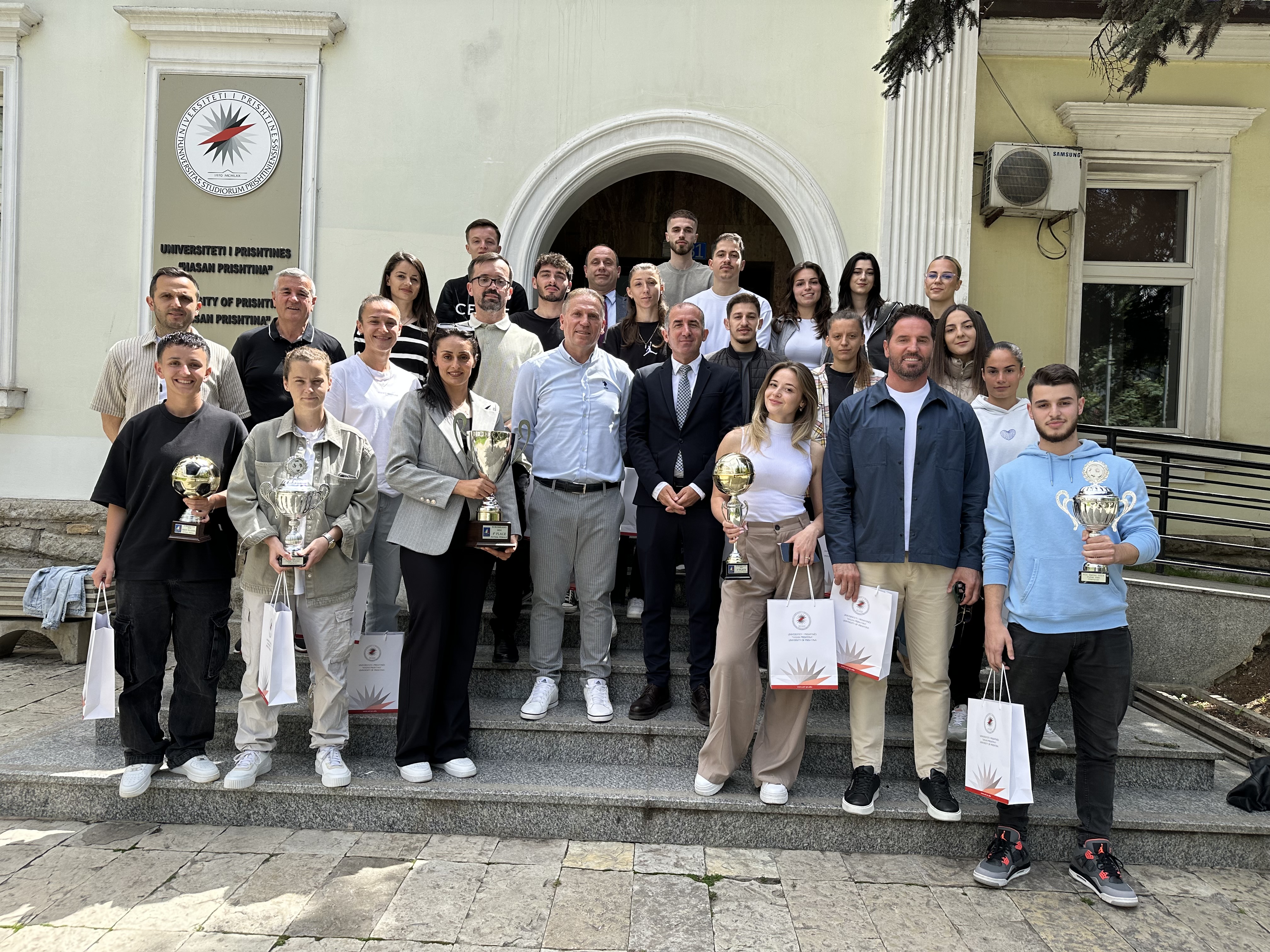 Rektori mirëpriti ekipet e UP-së, që triumfuan në garat ndërkombëtare për futsal dhe volejboll në Antwerpen dhe në Euro Milano 2024