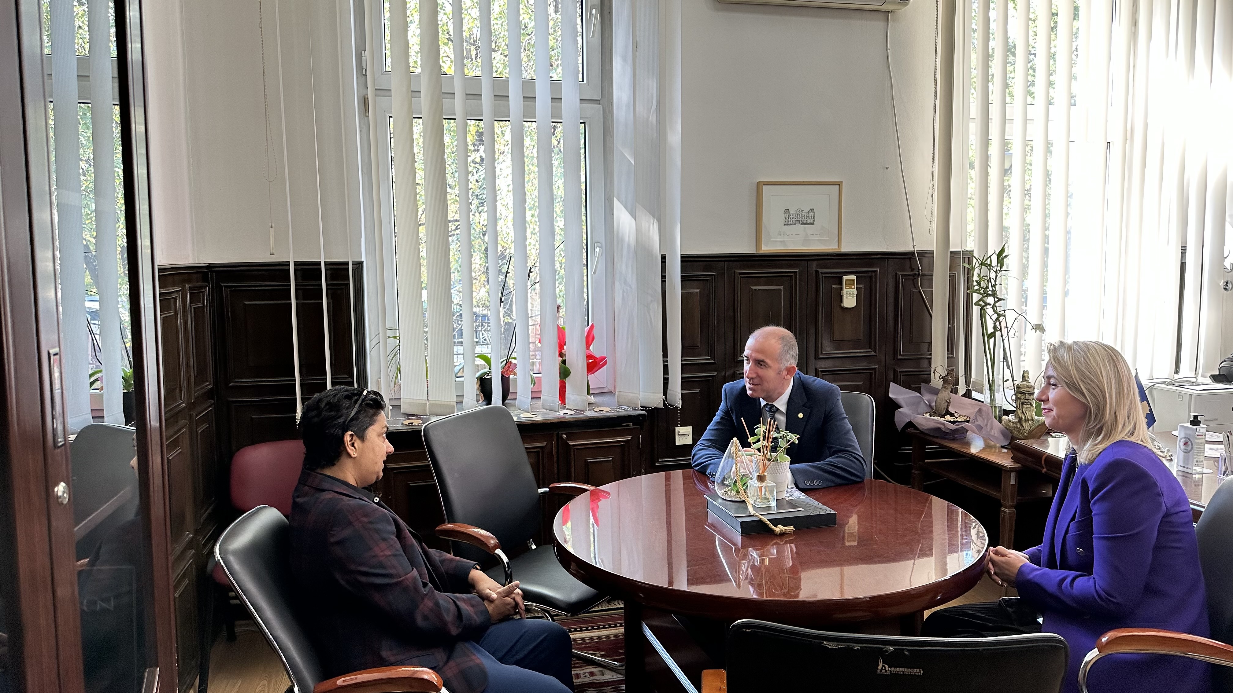 Rektori Qerim Qerimi ka mirëpritur në takim prof. Prithika Balakrishnan nga Shkolla Juridike e San Franciskos, Universiteti i Kalifornisë