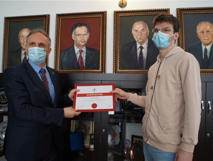 Ne përvjetorin e UP-së, rektori Sahiti iu ndan mirënjohje studentëve të dalluar