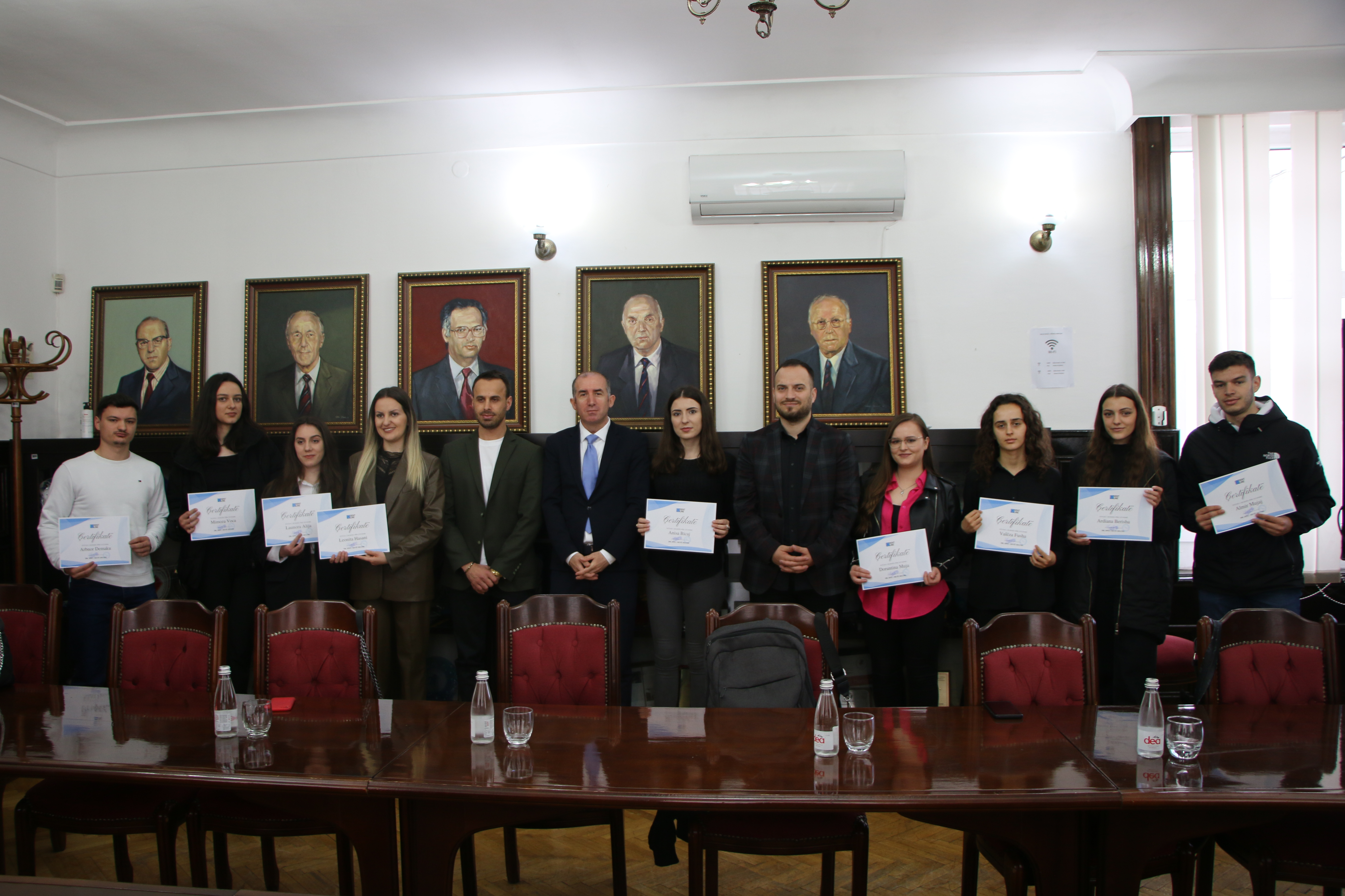 Dhurohen bursa për studentët e UP-së – rektori Qerimi i ndan mirënjohje donatorit