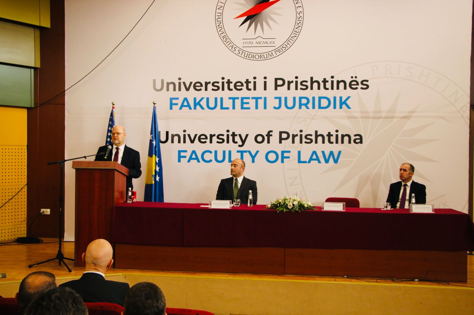 Në njëvjetorin e luftës në Ukrainë, ambasadori amerikan, Hovenier, mban ligjëratë para studentëve të UP-së