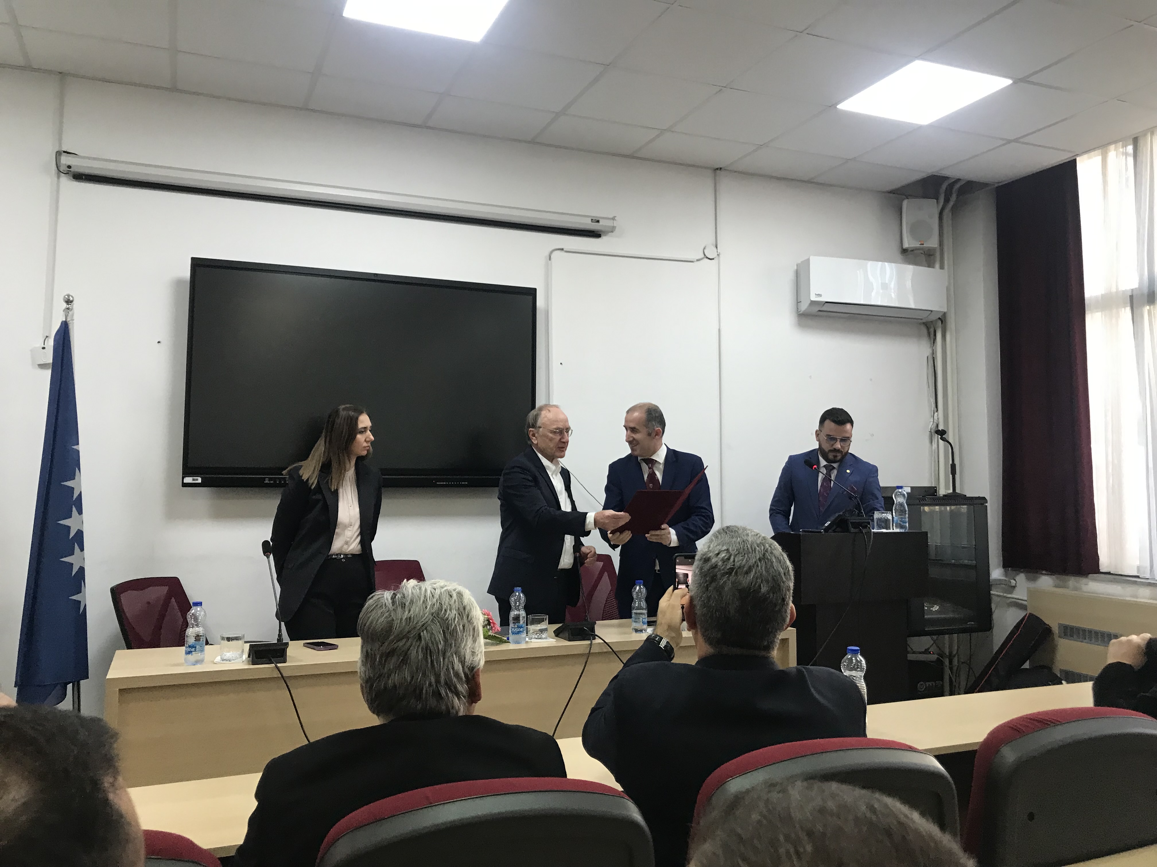Rektori Qerimi e nderon me mirënjohje diplomatin Joachim Rücker