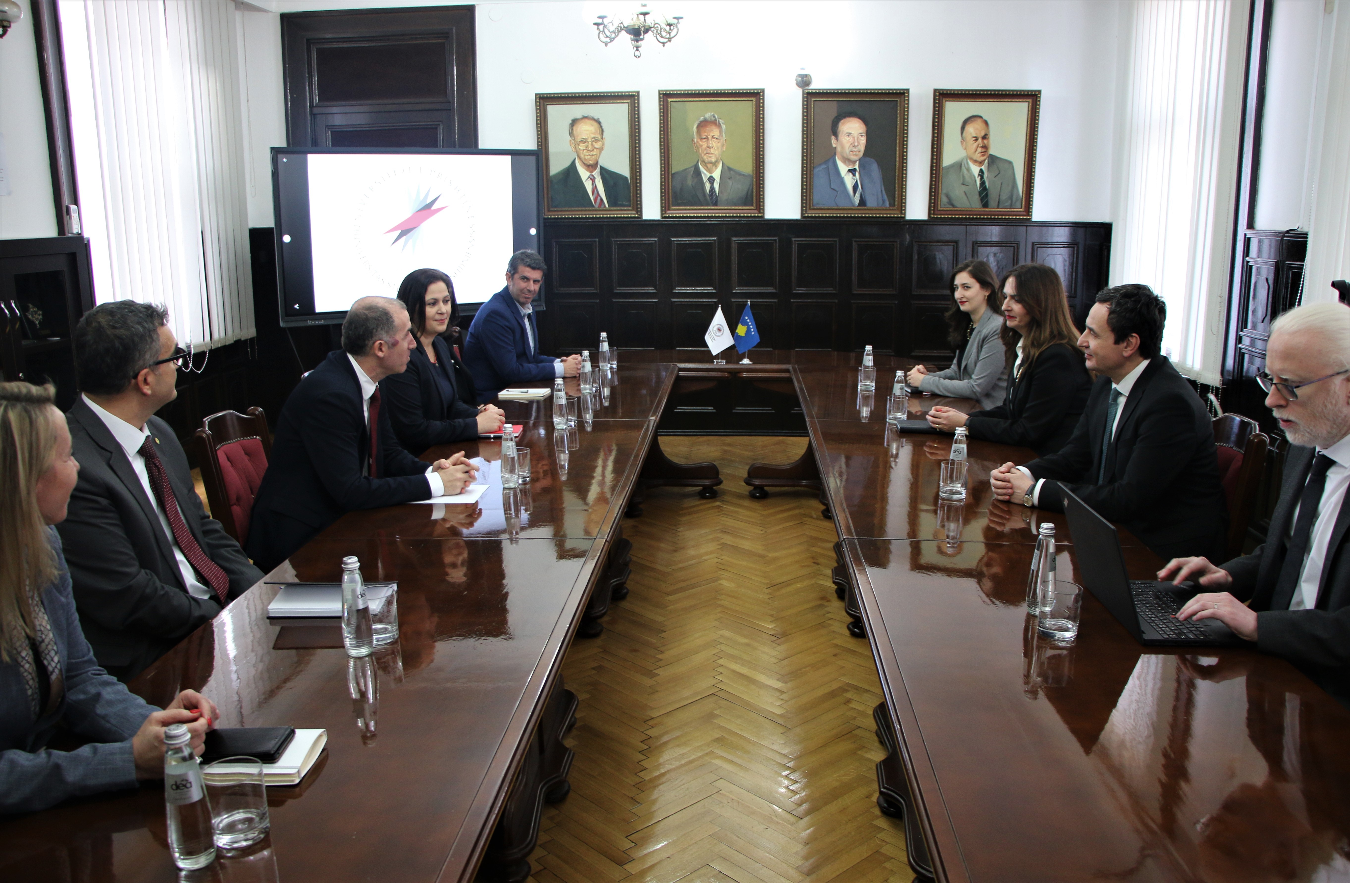 Rektori dhe kryeministri Kurti diskutojnë për sukseset dhe objektivat e UP-së