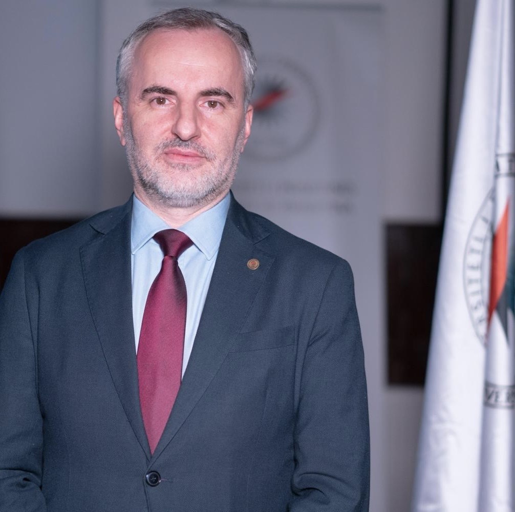Për herë të tretë radhazi hidhen poshtë të gjitha pretendimet e profesorit Enver Hasani ndaj rektorit Arben Hajrullahu