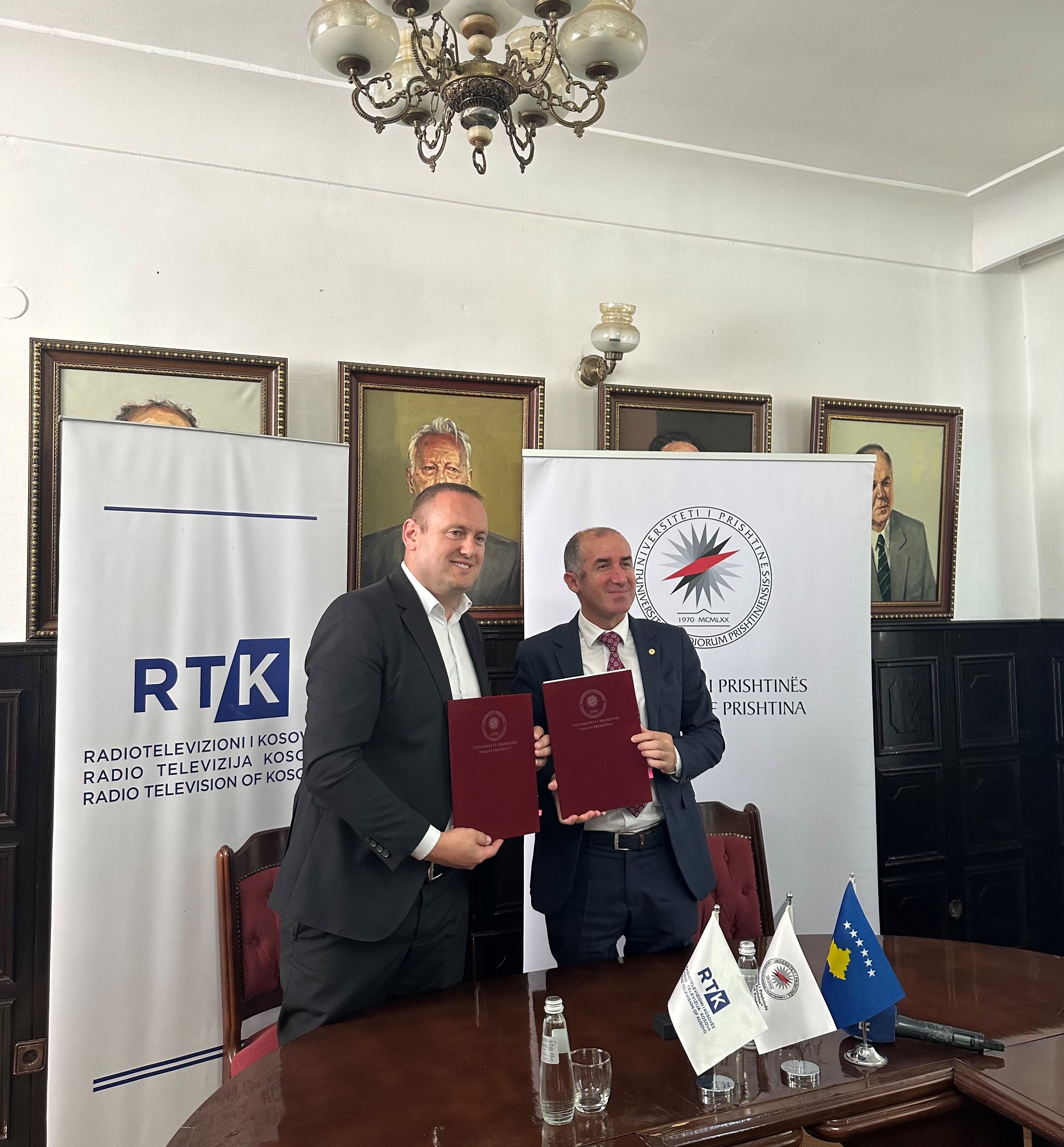 Universiteti i Prishtinës dhe Radio Televizioni i Kosovës nënshkruajnë marrëveshje bashkëpunimi