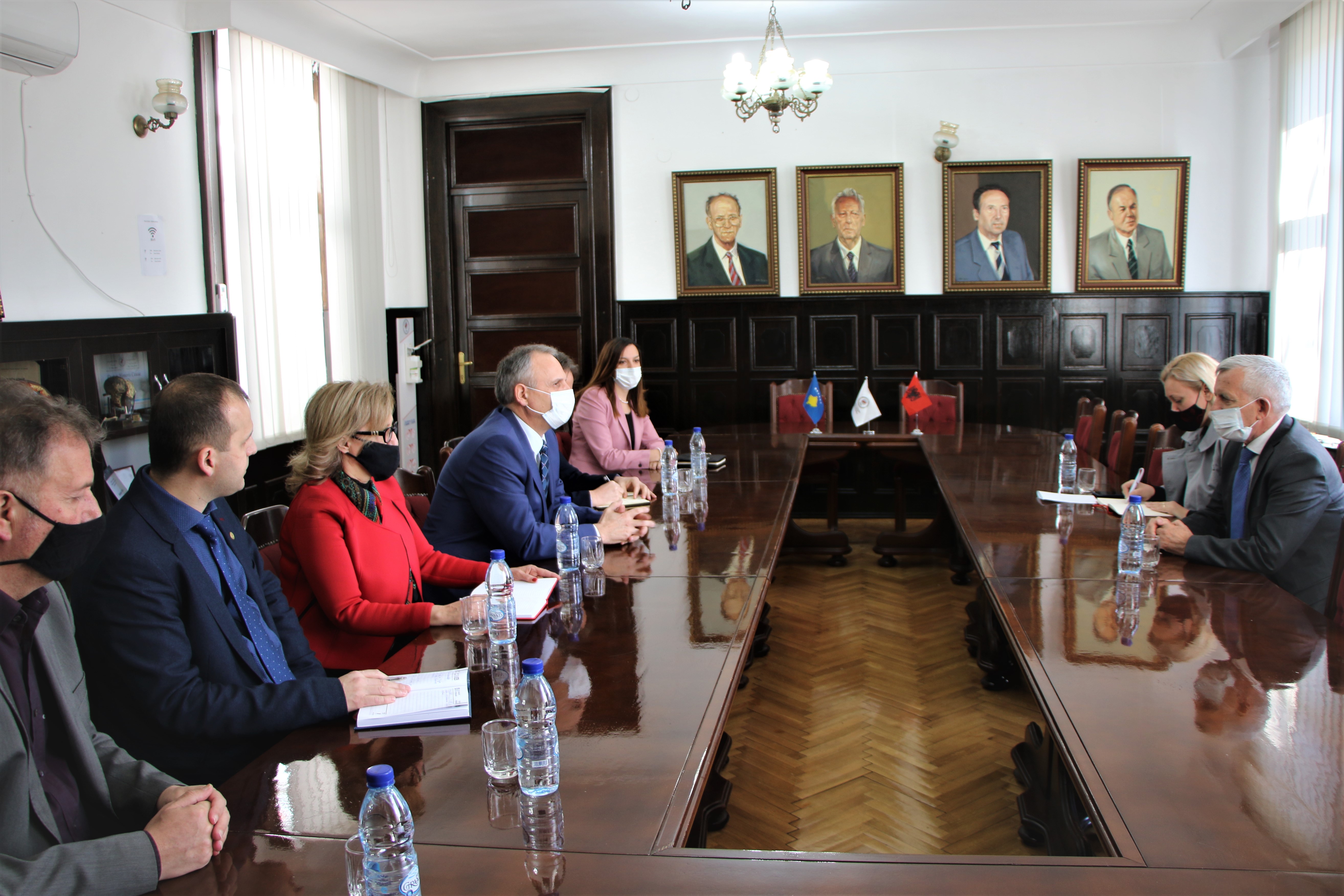 Rektori Sahiti dhe ambasadori Minxhozi diskutojnë për bashkëpunim në fushën e arsimit ndërmjet Kosovës dhe Shqipërisë