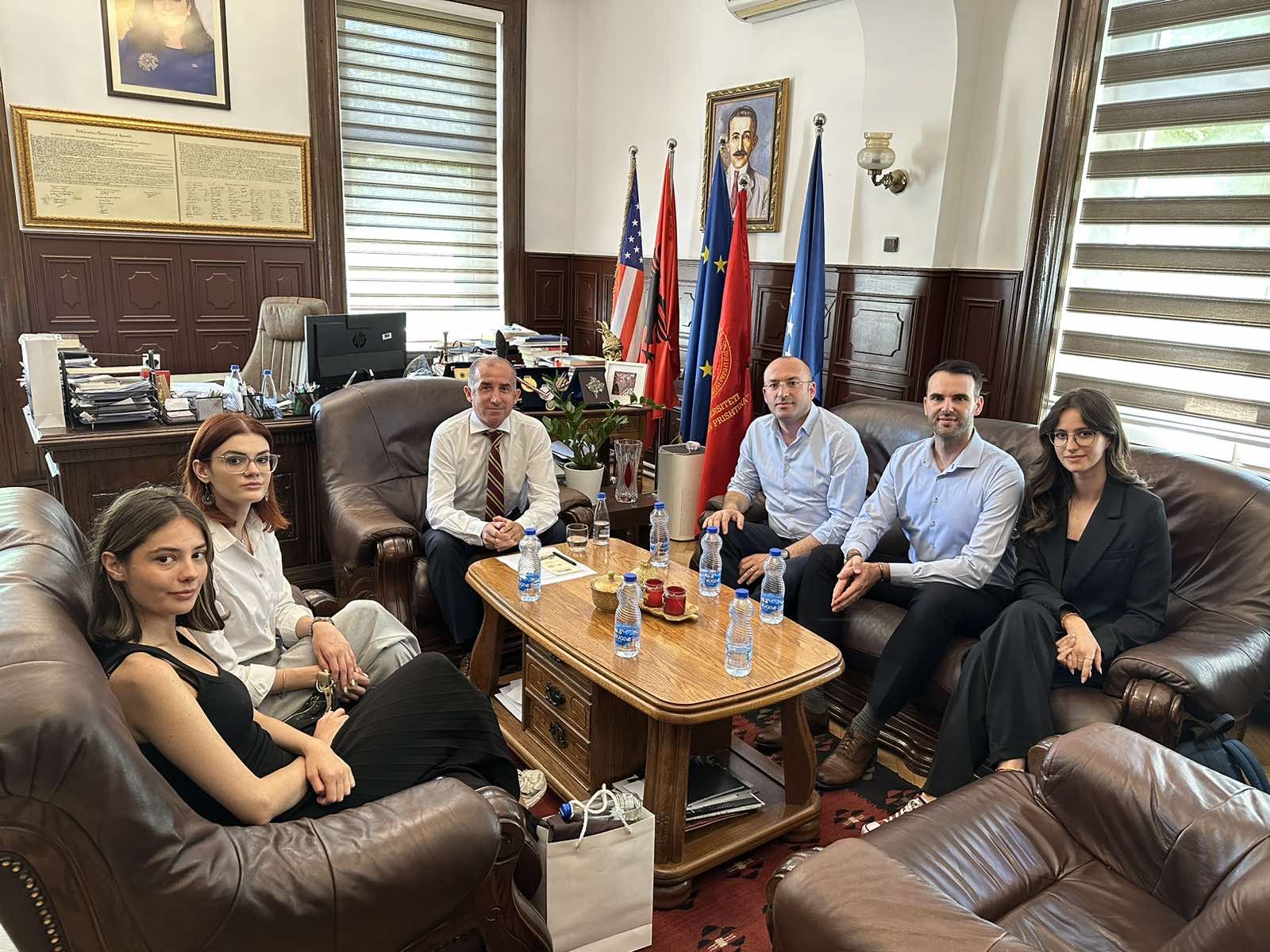 Rektori Qerimi priti sot në takim ekipin përfaqësues të Fakultetit Juridik/UP-së, të cilët arritën sukses të jashtëzakonshëm në garën prestigjioze të Drejtësisë Penale Ndërkombëtare “Nuremberg Moot Court 2024”