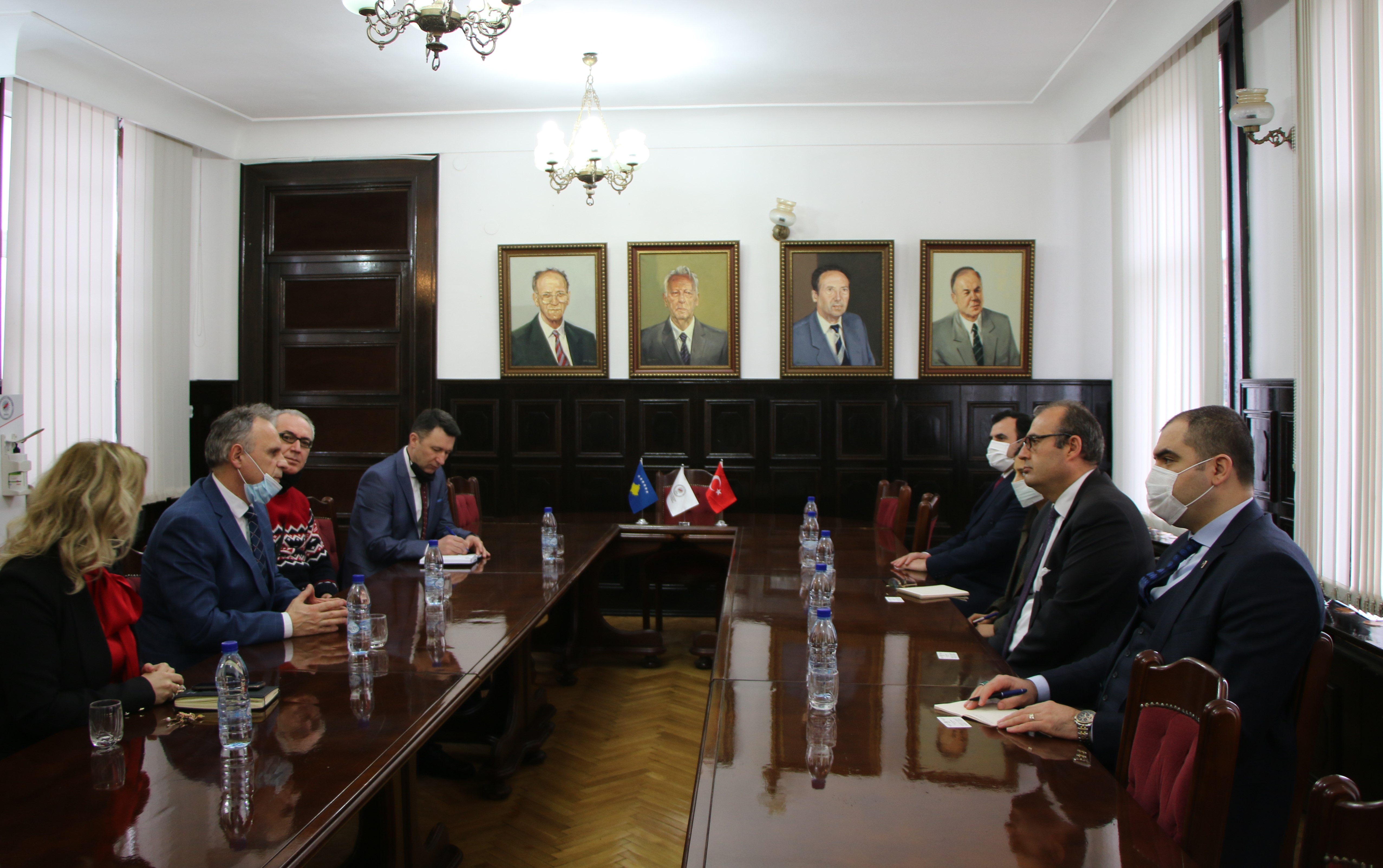 Rektori Sahiti dhe ambasadori Turqisë, z. Sakar, diskutojnë për thellim të bashkëpunimit