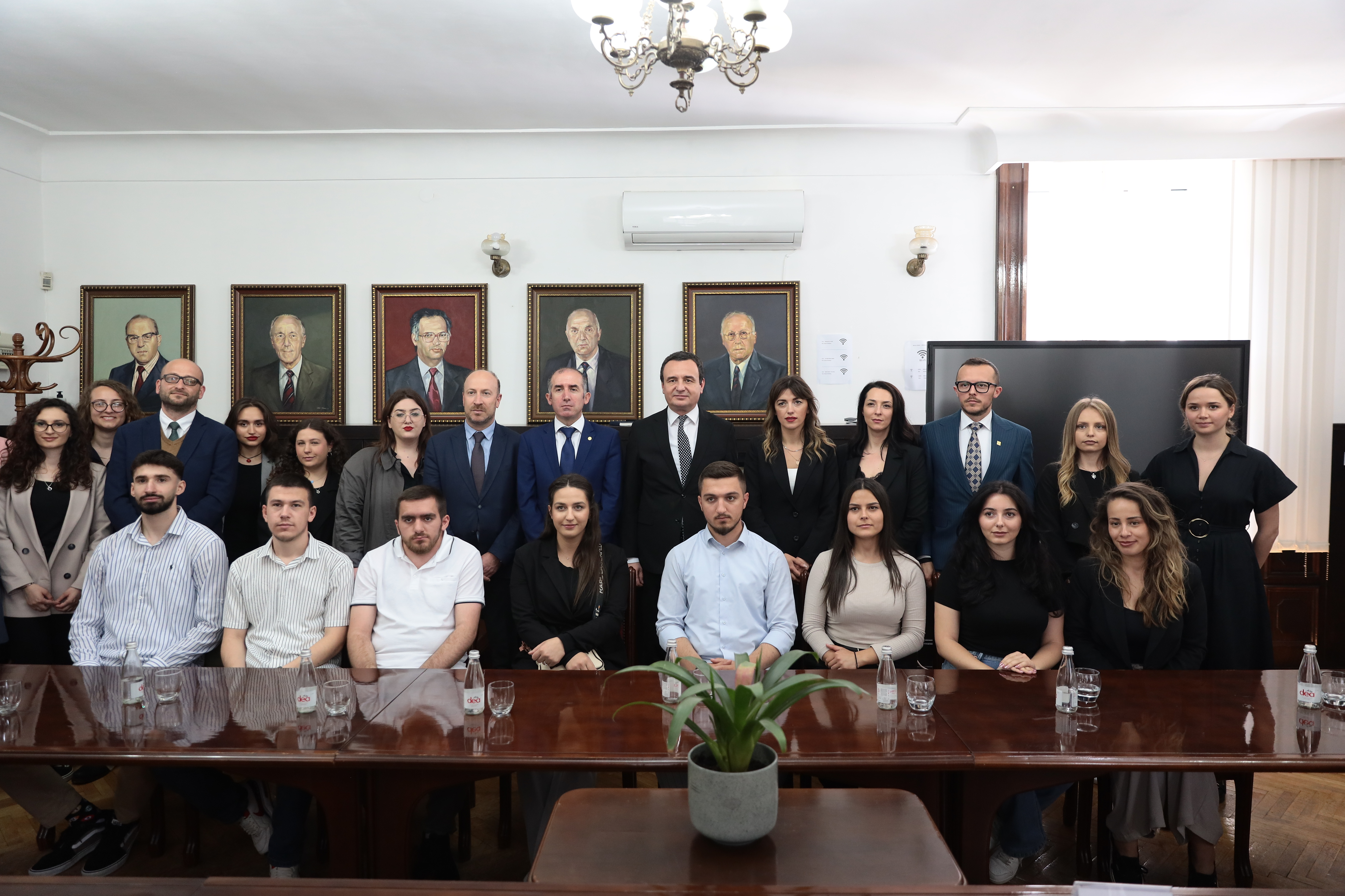 Në Ditën e Fëmijëve, rektori Qerimi dhe kryeministri Kurti diskutojnë rreth projektit për memorializim të fëmijëve të vrarë në luftë