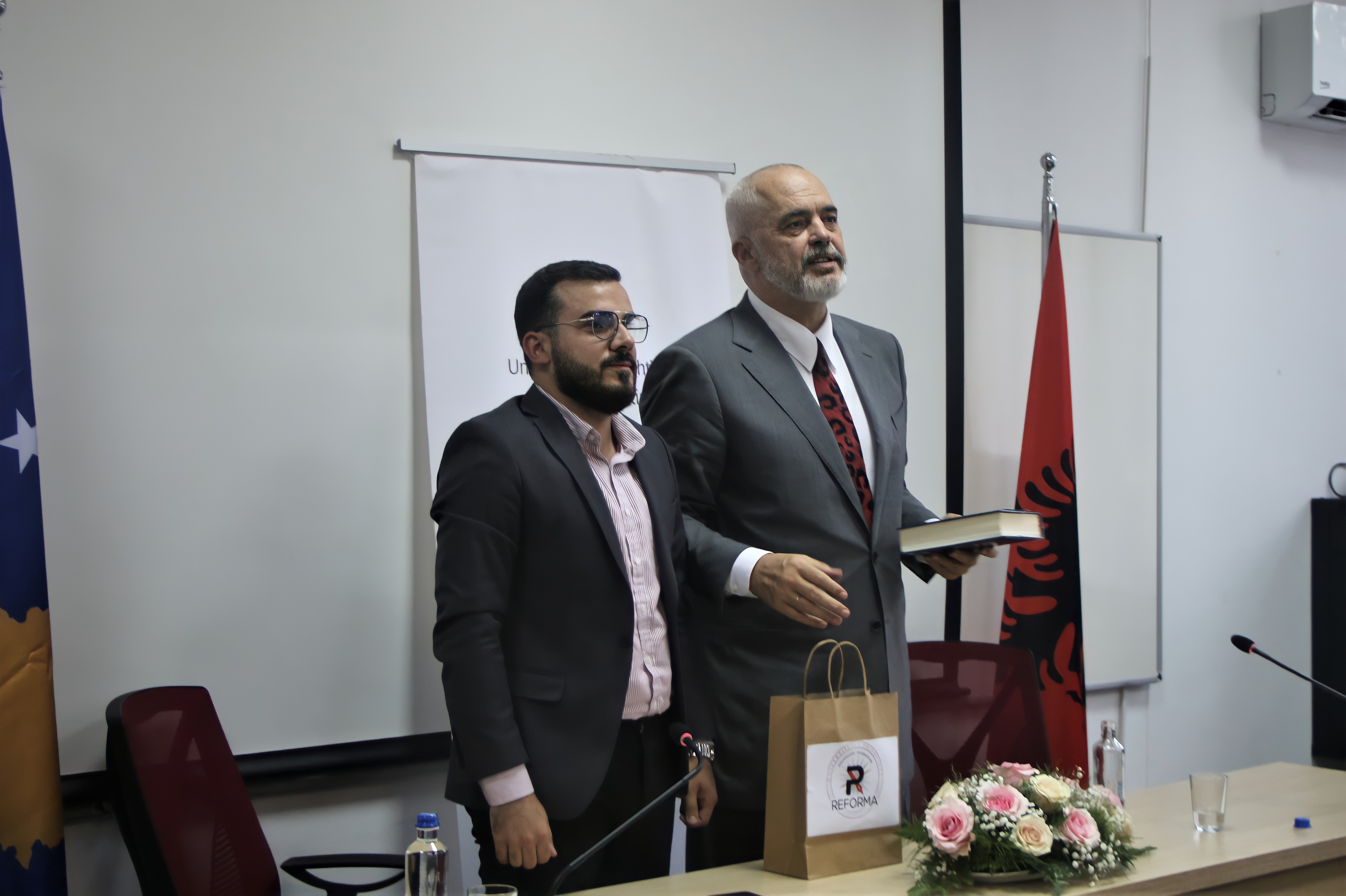 Studentët e UP-së dhe kryeministri Edi Rama debatojnë rreth zhvillimeve politike