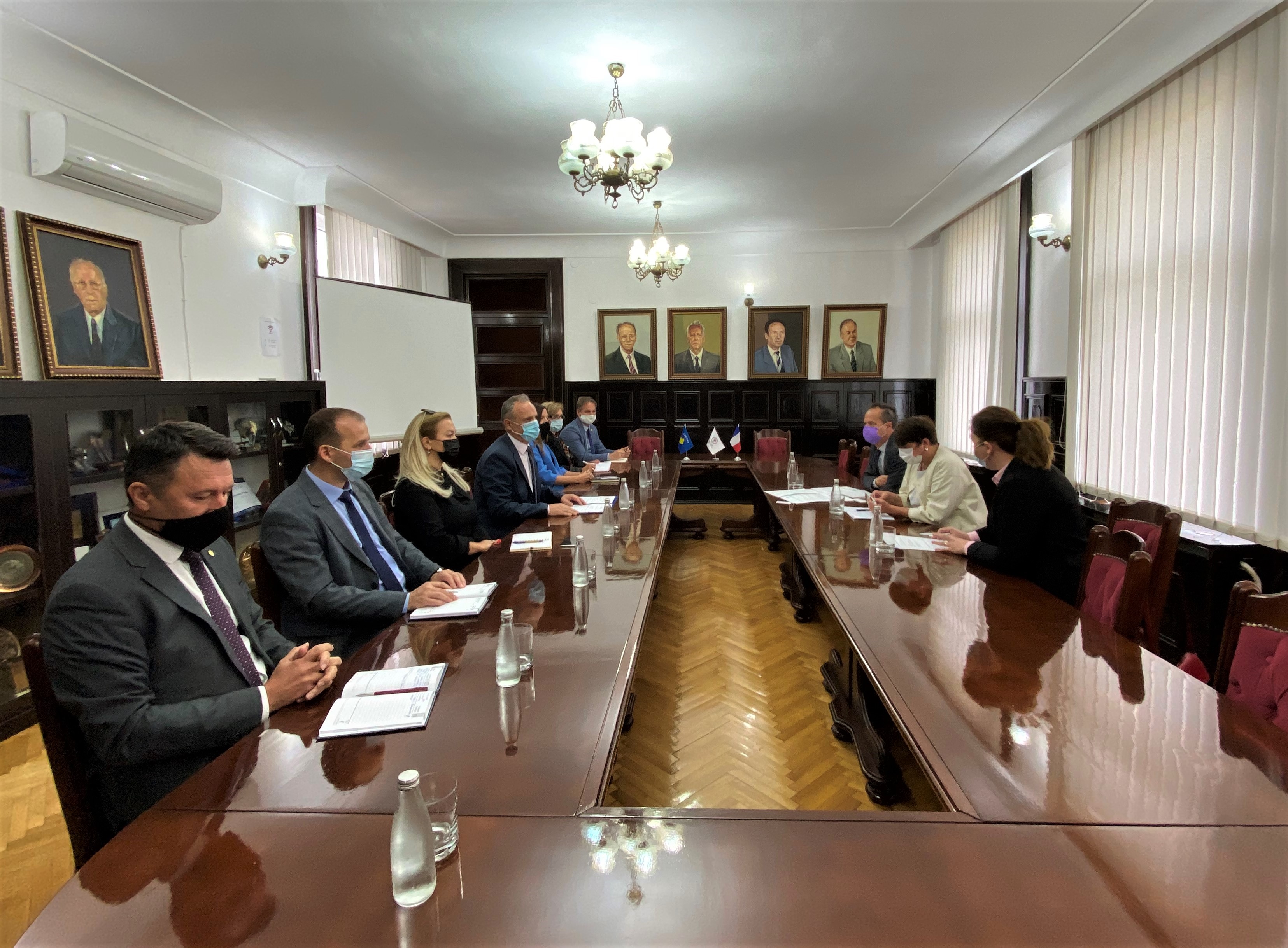Rektori Sahiti dhe ambasadorja e Francës, znj. Butel, dakordohen për thellim të bashkëpunimit