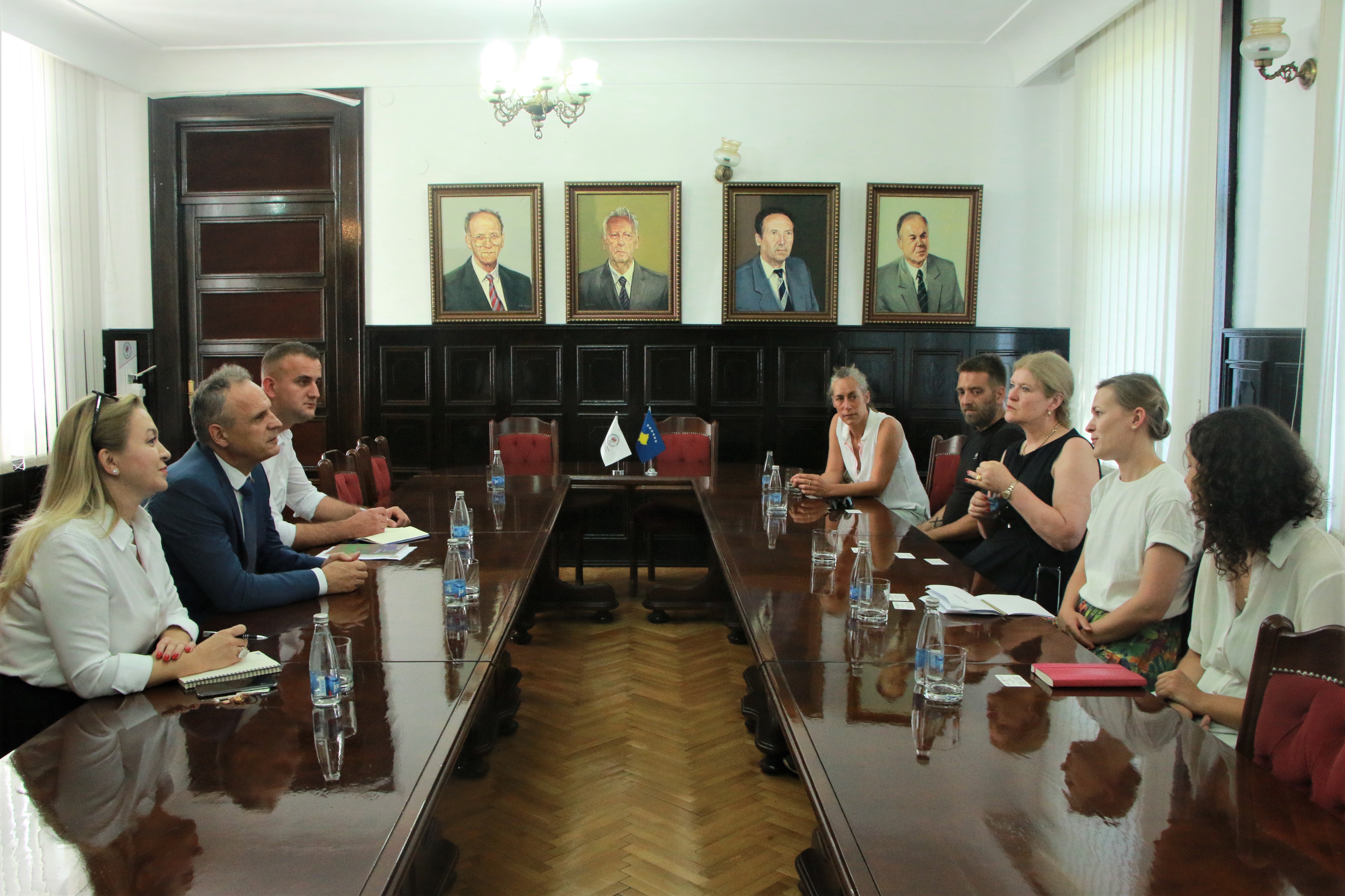 Rektori Sahiti dhe drejtorja e Manifestas, znj. Fijen, diskutojnë për bashkëpunim në organizimin e Bienales 2022
