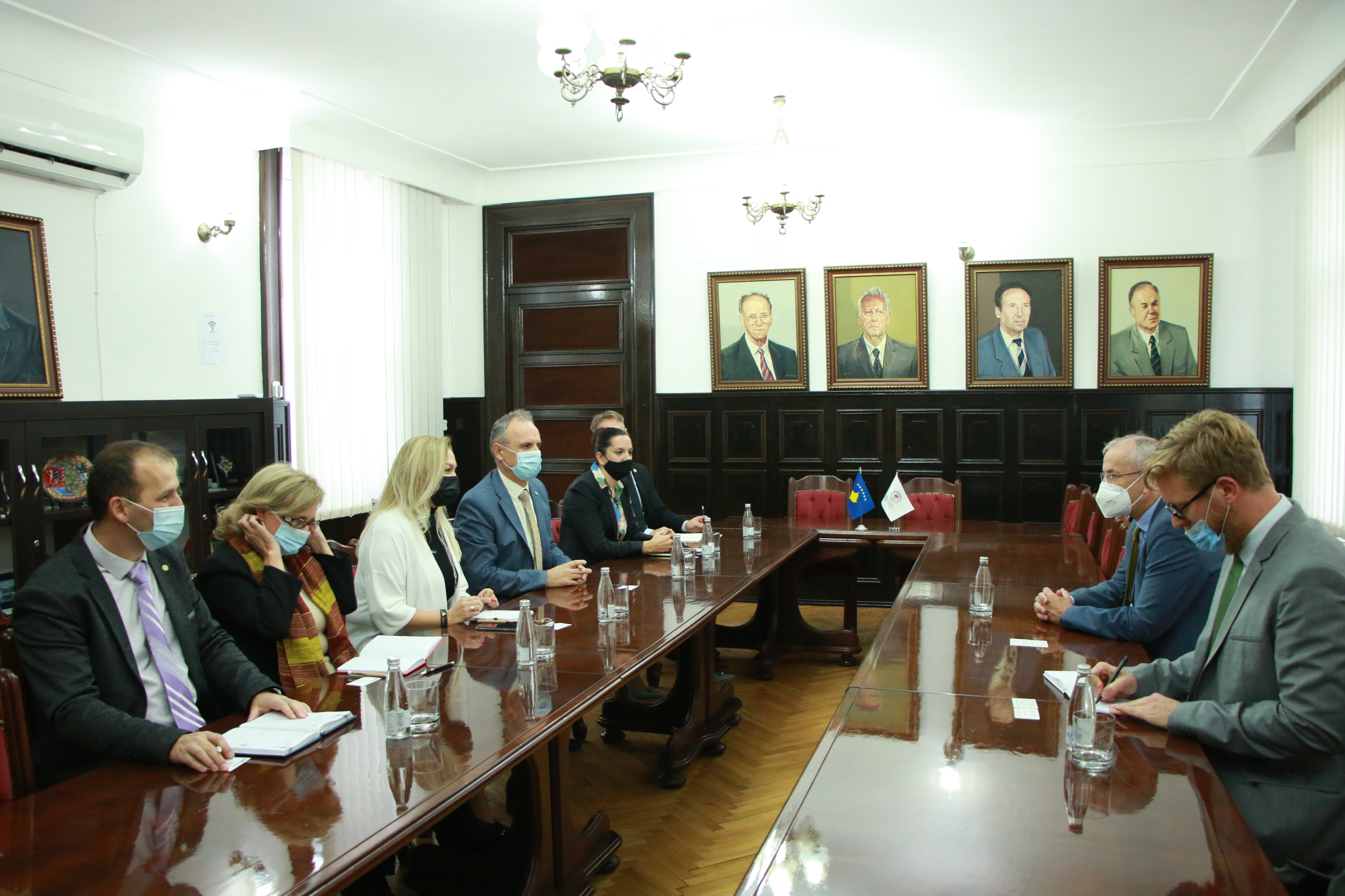 Rektori Sahiti dhe ambasadori i OSBE-së në Kosovë, z. Davenport, diskutojnë për thellim të bashkëpunimit