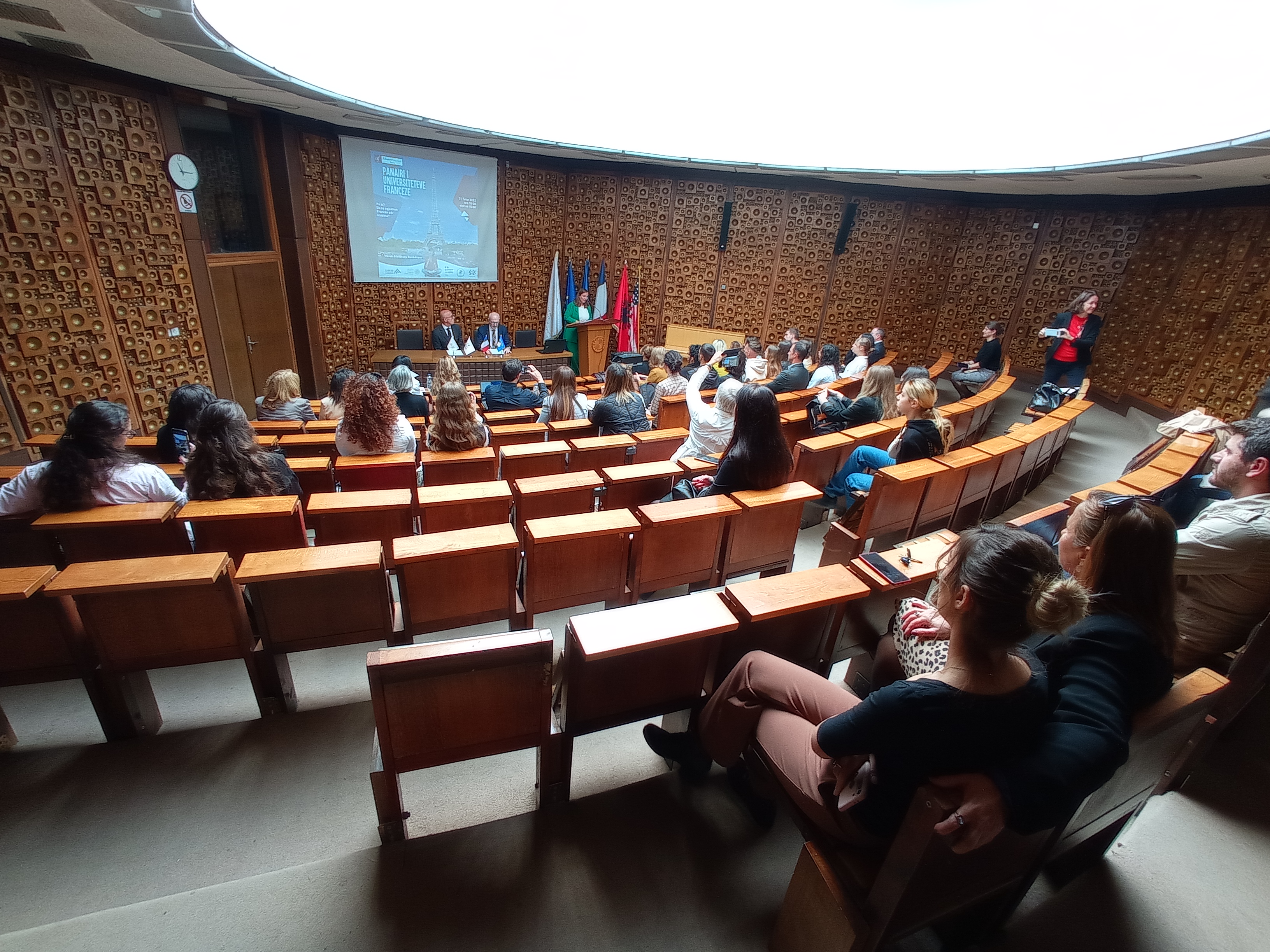Mbahet Panairi i Universiteteve Franceze