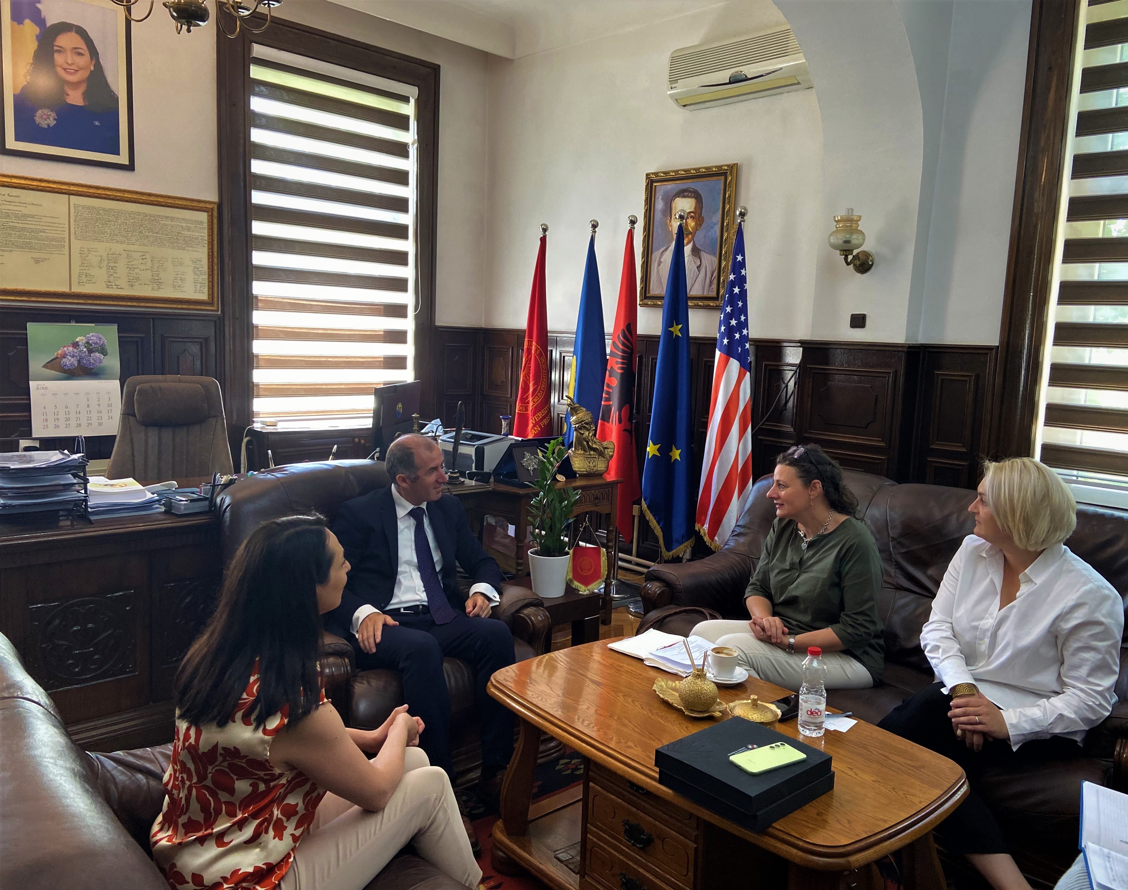 Rektori Qerimi dhe prorektorja Llullaku mirëpritën në takim ambasadoren e Kosovës në Norvegji, Nita Luci dhe shkencëtaren hulumtuese, Ottaviani Aalmo