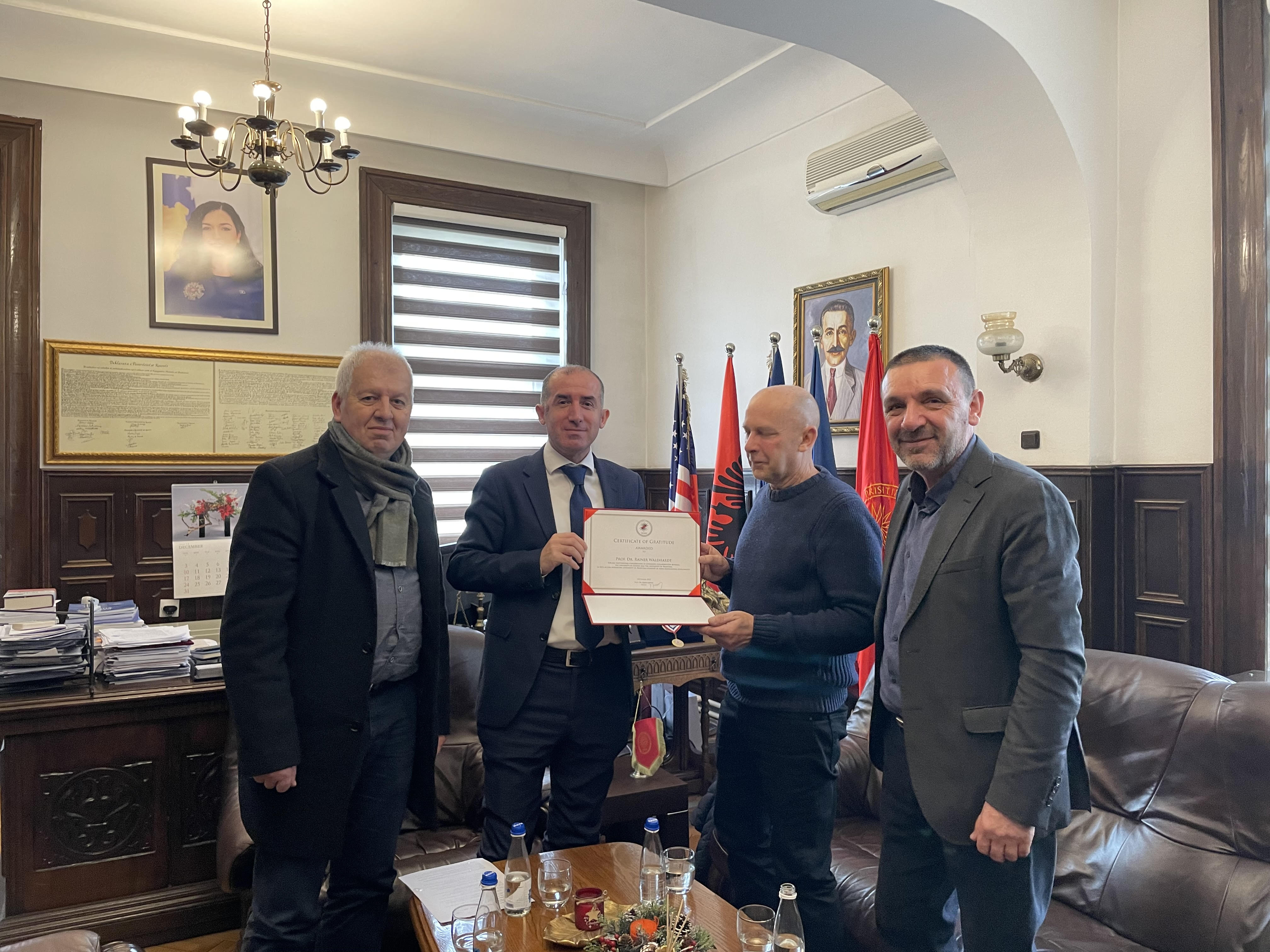 Rektori Qerimi nderon me mirënjohje profesorin Rainer Waldhardt