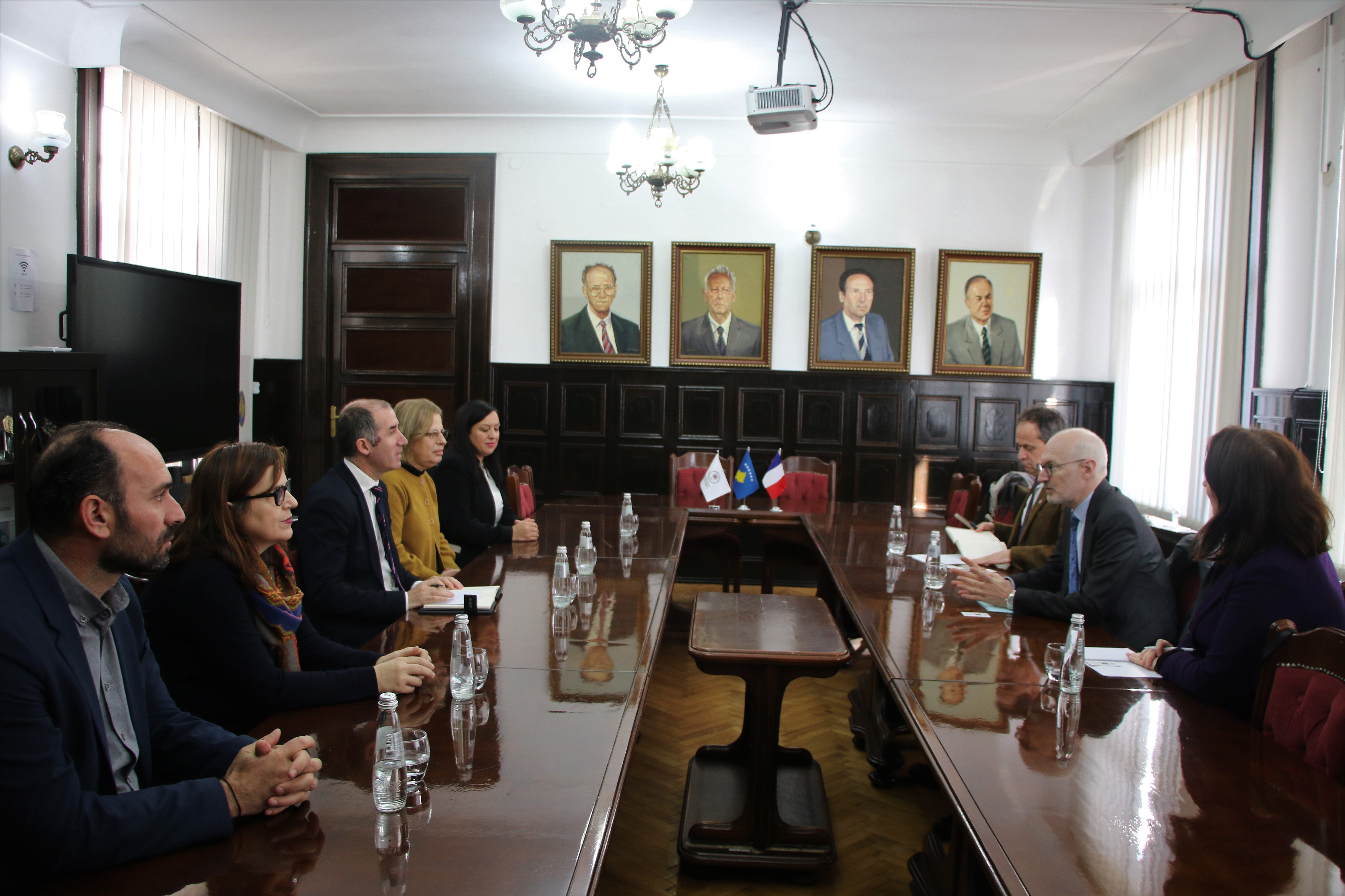 Rektori Qerimi pret në takim ambasadorin e Francës në Kosovë, z. Guérot