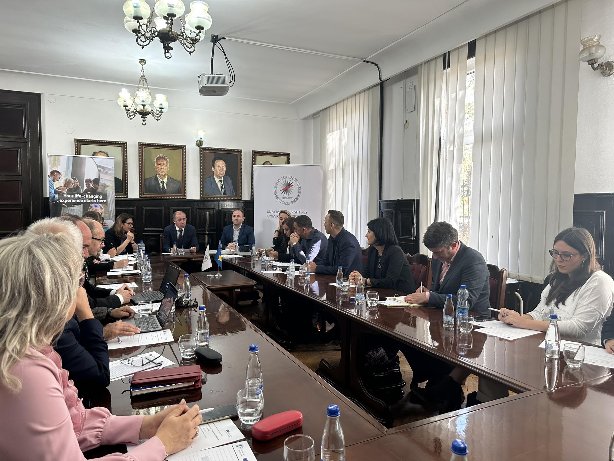 Tryezë diskutimi e ekspertëve për reforma në arsimin e lartë u mbajt nga Universiteti i Prishtinës në bashkëpunim me zyrën Erasmus+ në Kosovë