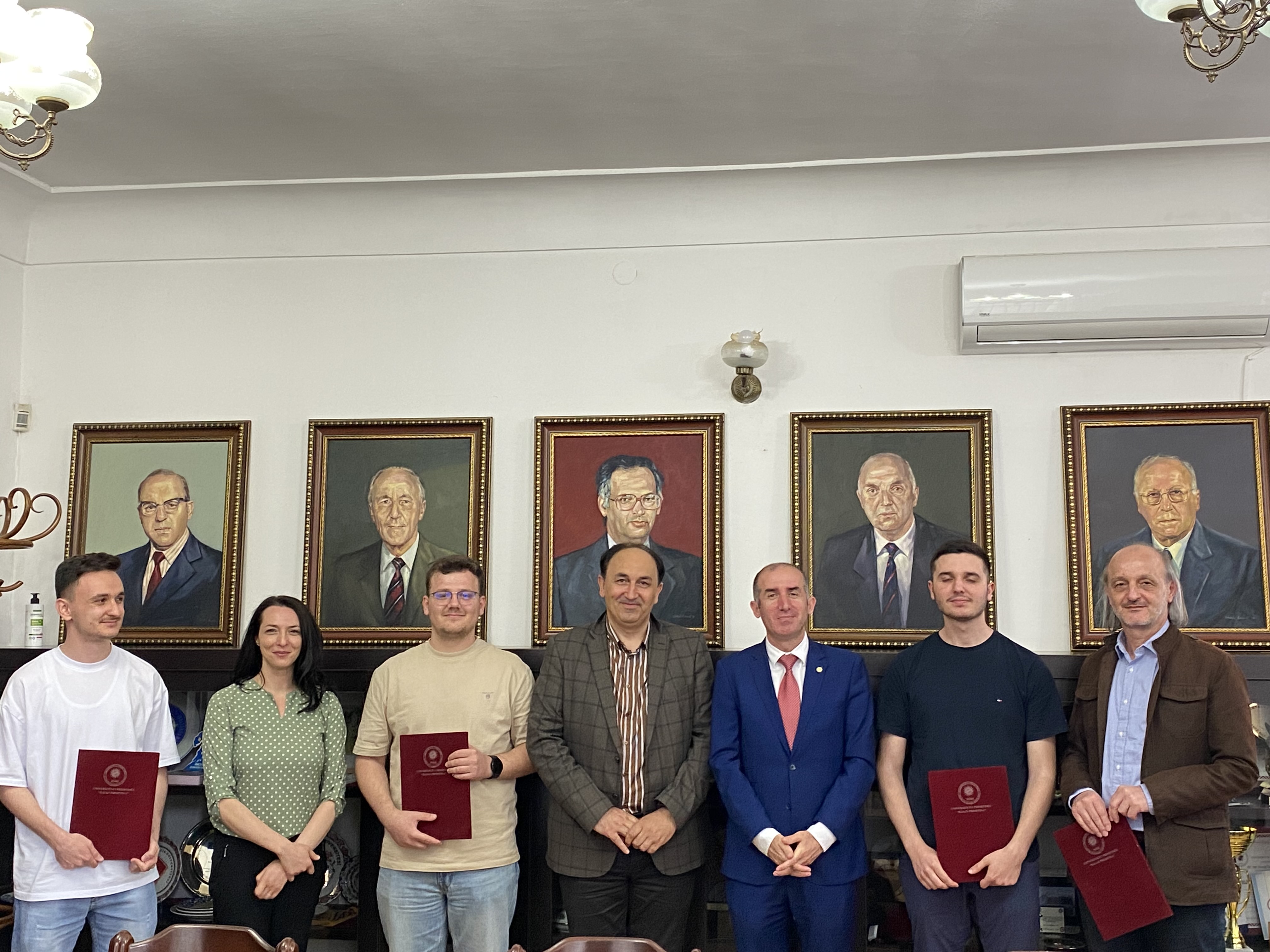 Rektori Qerimi shpërblen me mirënjohje studentët e UP-së që u renditen të katërt në garat ndërkombëtare të robotëve autonomë