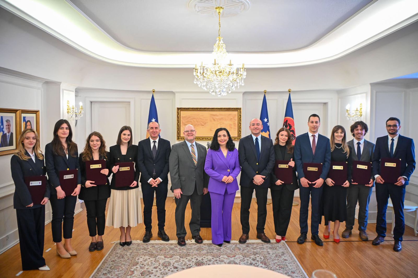 Rektori merr pjesë në ceremoninë e ndarjes së mirënjohjeve presidenciale nga presidentja Osmani për ekipin e UP-së që doli i treti në garën prestigjioze të drejtësisë në botë