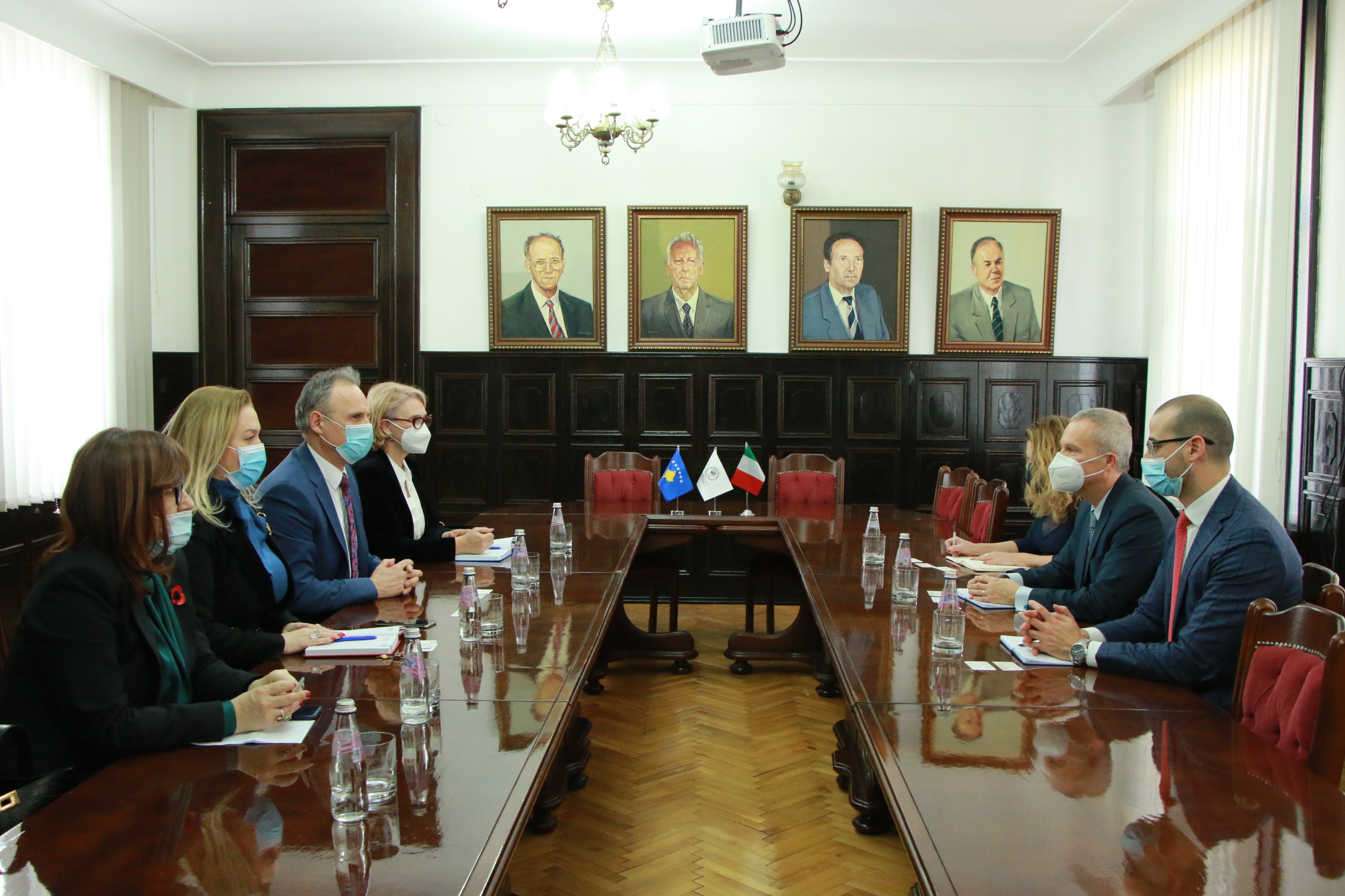 Rektori Sahiti takon ambasadorin e Italisë në Kosovë, z. Antonello De Riu