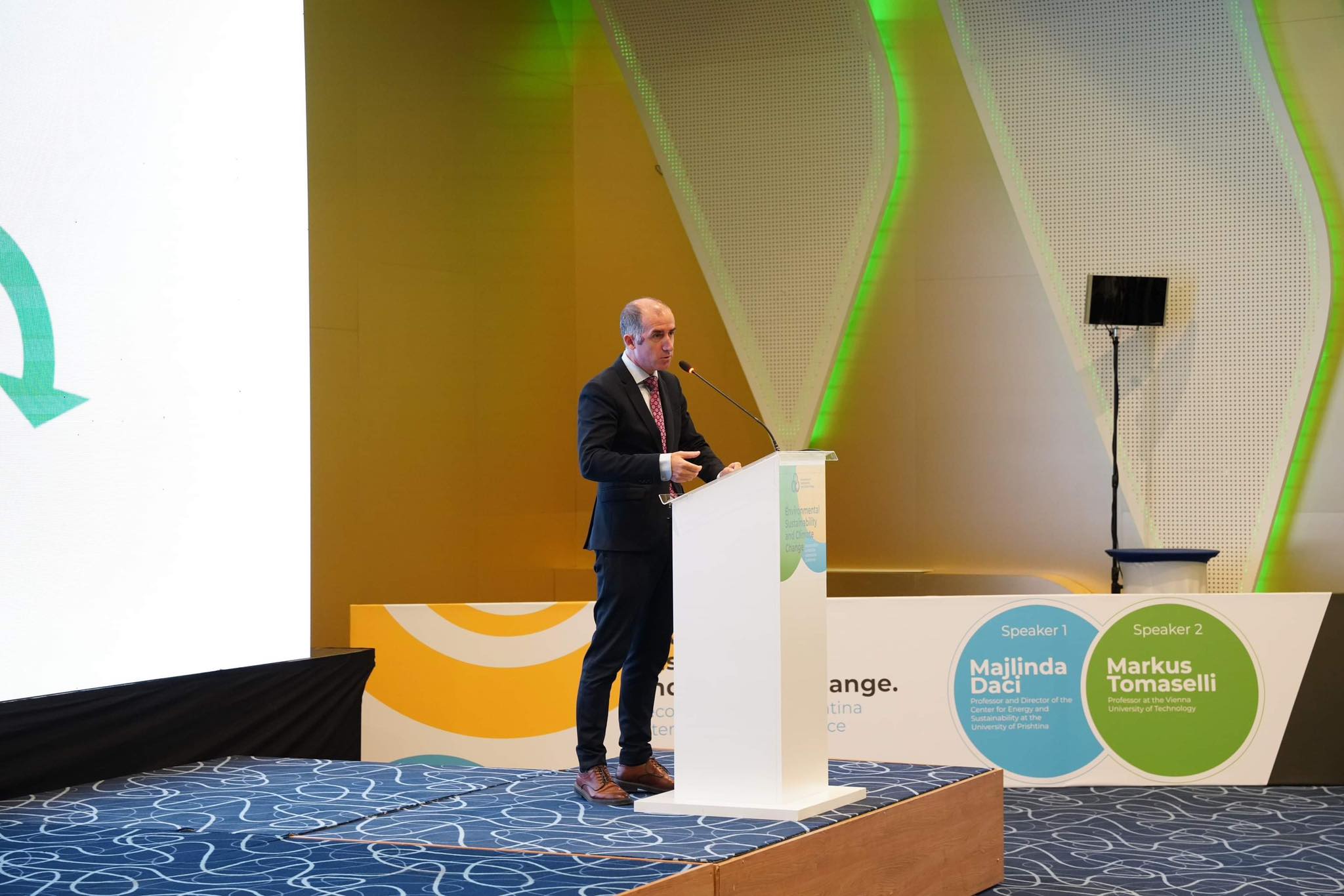 Rektori Qerimi po merr pjesë në Konferencën e 2-të Ndërkombëtare me temë “Qëndrueshmëria mjedisore dhe ndryshimet klimatike”, organizuar nga Qendra për Energji të Qëndrueshme në Universitetin e Prishtinës