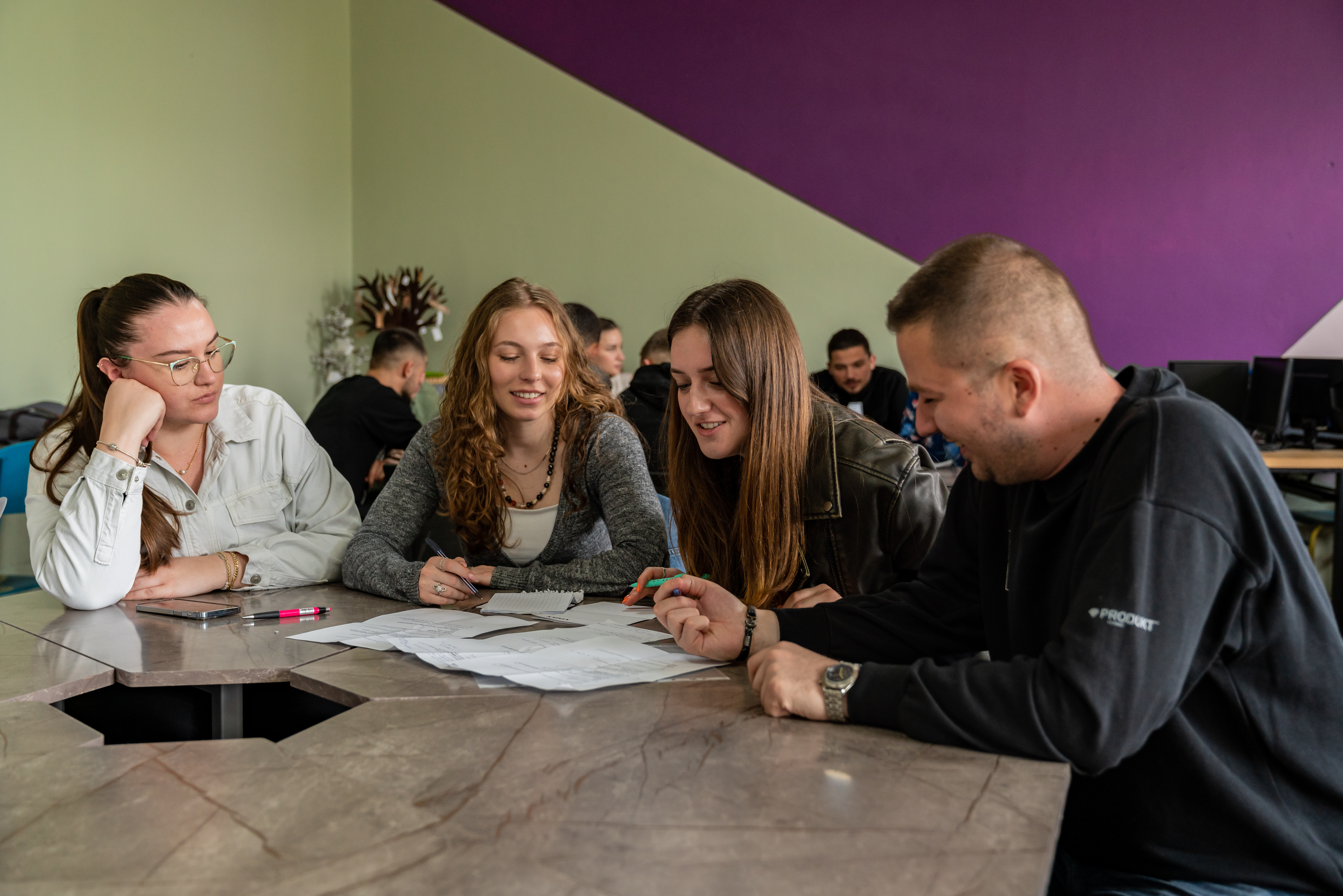 Aplikoni në programin Gjuhë shqipe ose në programin Letërsi shqipe të Fakultetit të Filologjisë dhe përfitoni bursën studentore në vlerë prej 1000 (njëmijë) euro nga MASHTI