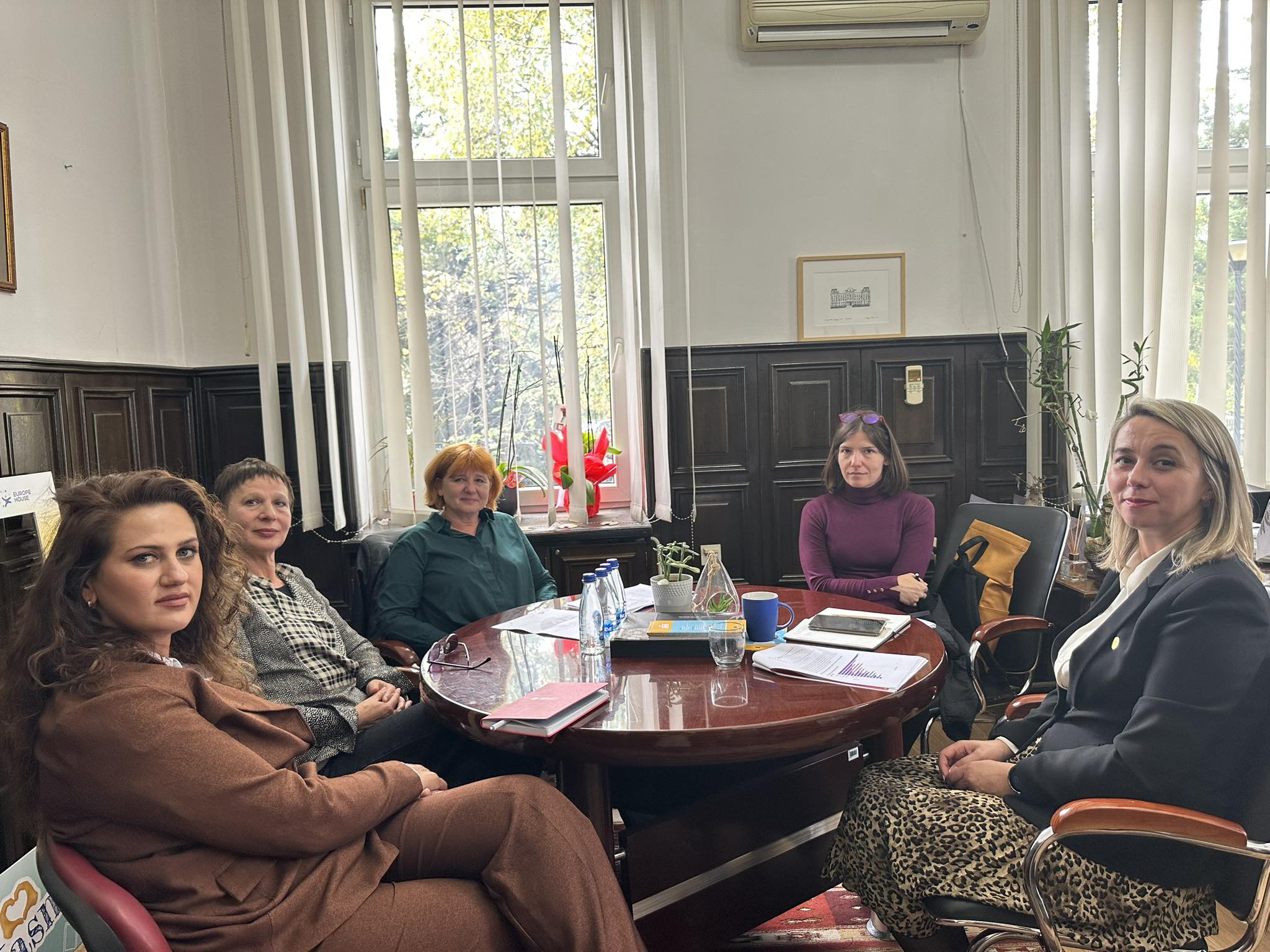 Prorektorja Basha-Jakupi mirëpret në takim eksperten ndërkombëtare për çështjet gjinore dhe përfshirjen sociale, Vanja Hazl