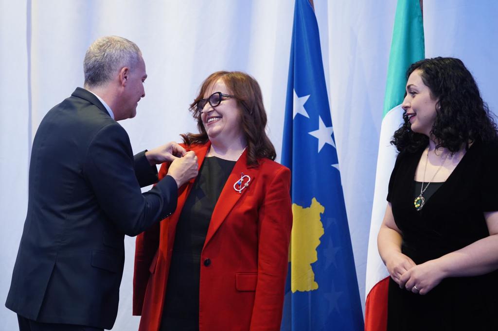 Dekanja e Fakultetit të Filologjisë, prof. dr. Linditë Sejdiu-Rugova, dekorohet me urdhrin kalorësiak "Order of the Star of Italy"