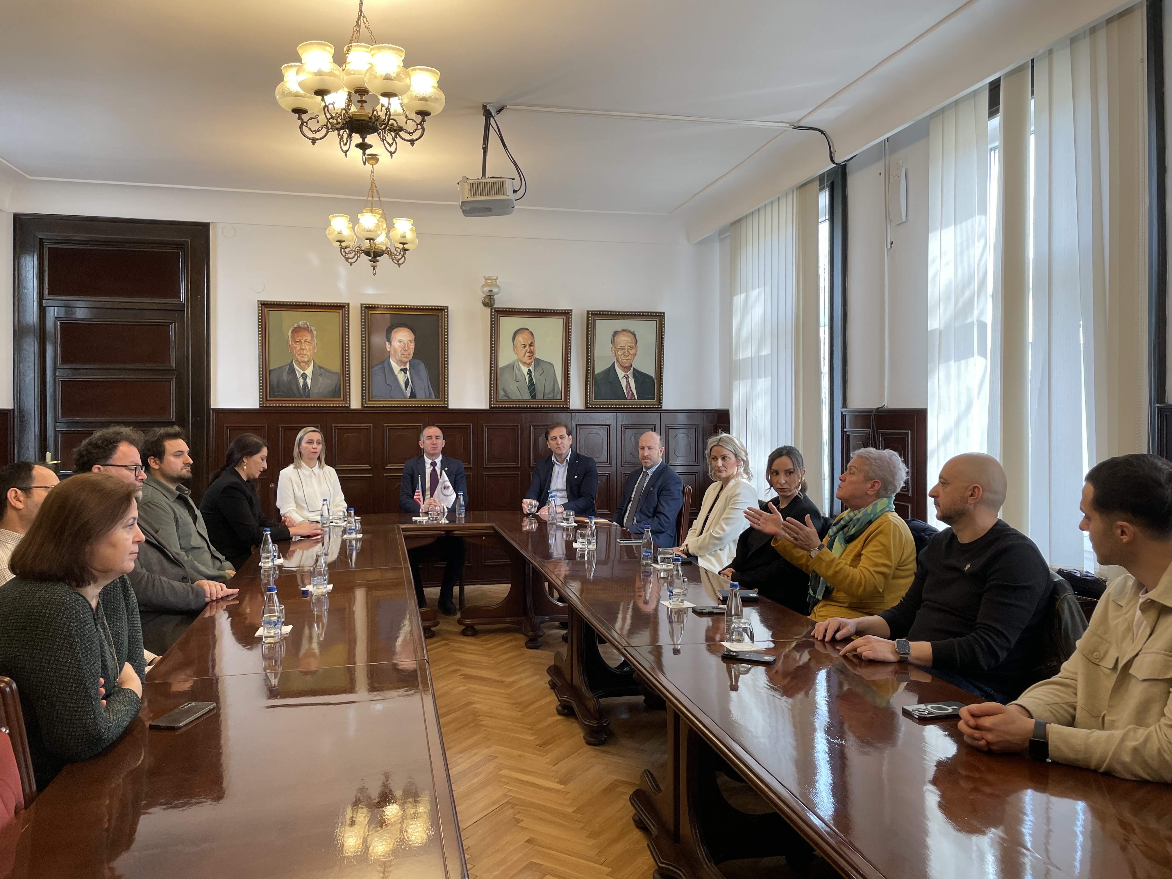 Mbahet takim me përfituesit e granteve të mbështetura nga ambasada amerikane dhe KUSA