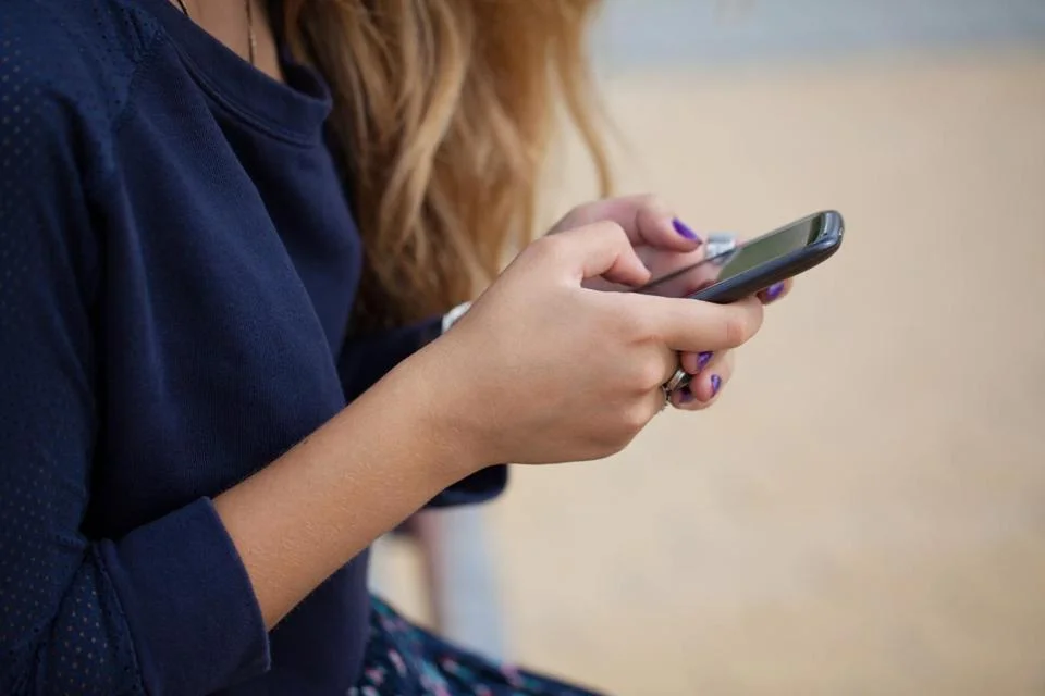 Research: Many Kosovar Students Are "Tied" to Their Phones