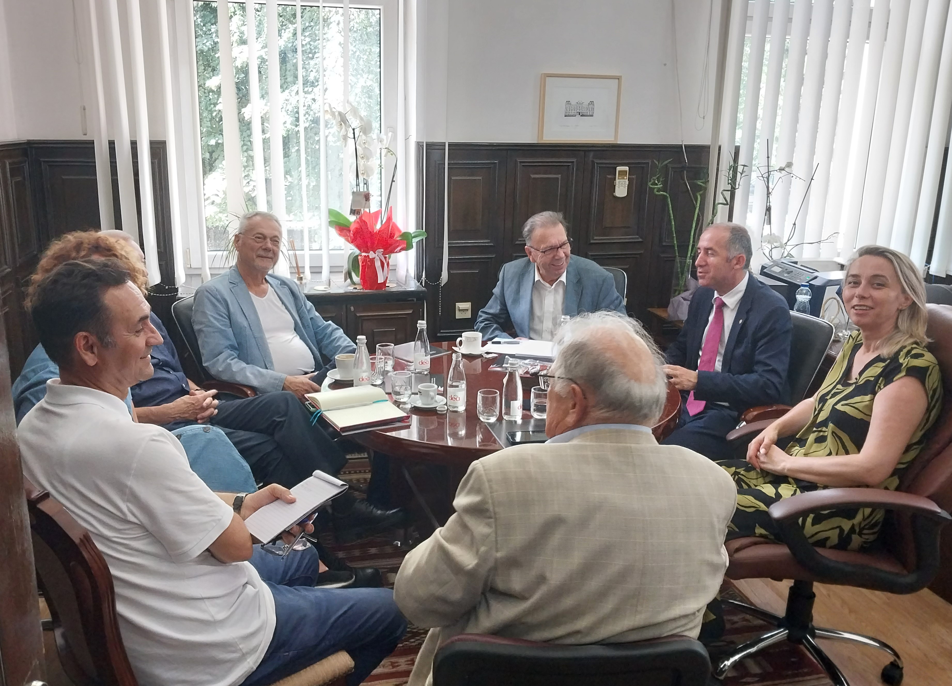 Rektori Qerimi dhe prorektorja Basha Jakupi zhvillojnë një takim me delegacionin nga Komiteti Ndërkombëtar Rotarian Gjermani- Kosovë